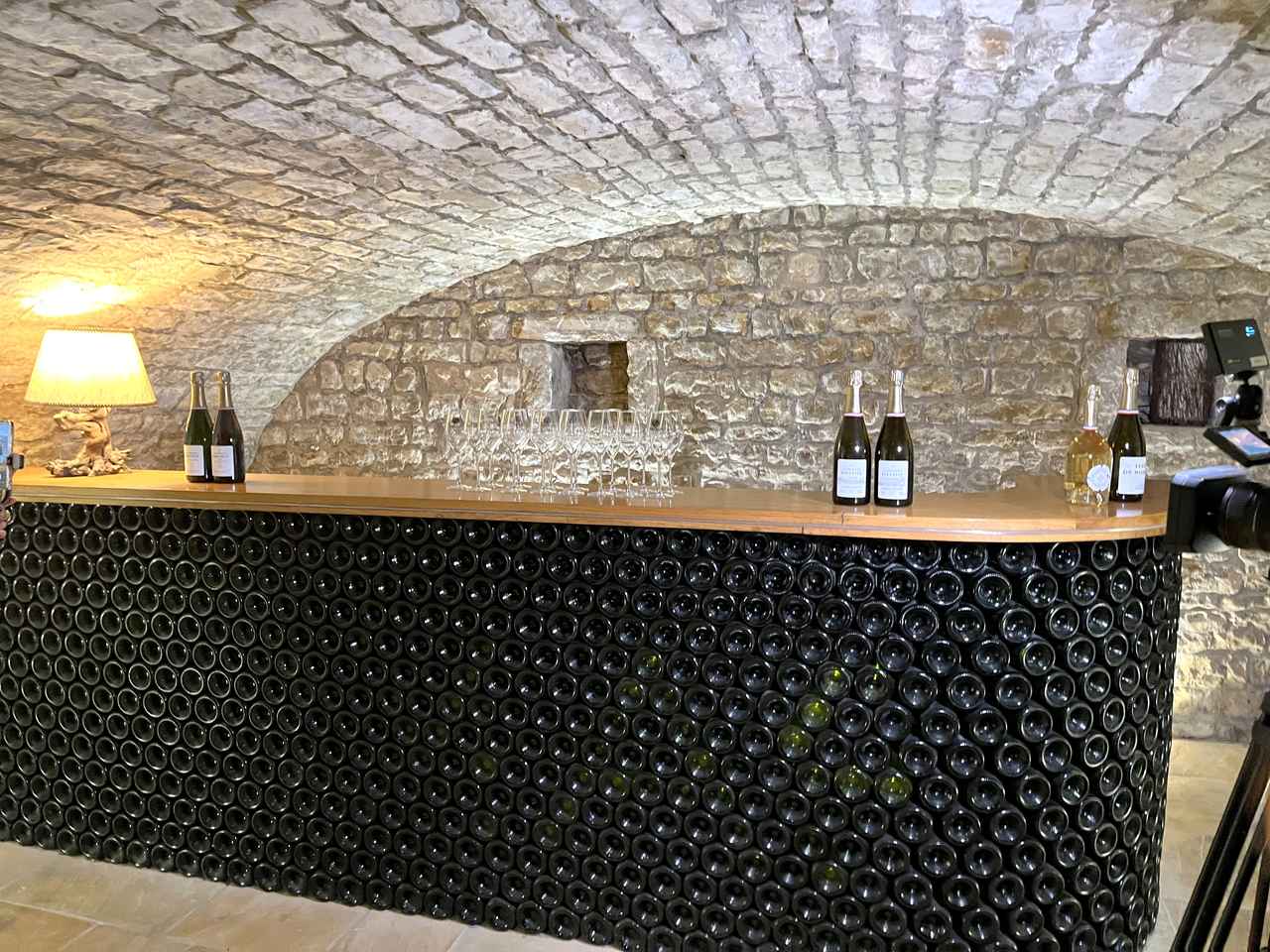 画像: ドメーヌの地下に広がる美しいカーヴは1152年にシトー派の聖人、サン・ベルナールによって築かれたという場所で、かつて近隣の修道院の貯蔵庫として使われていた歴史を持つ