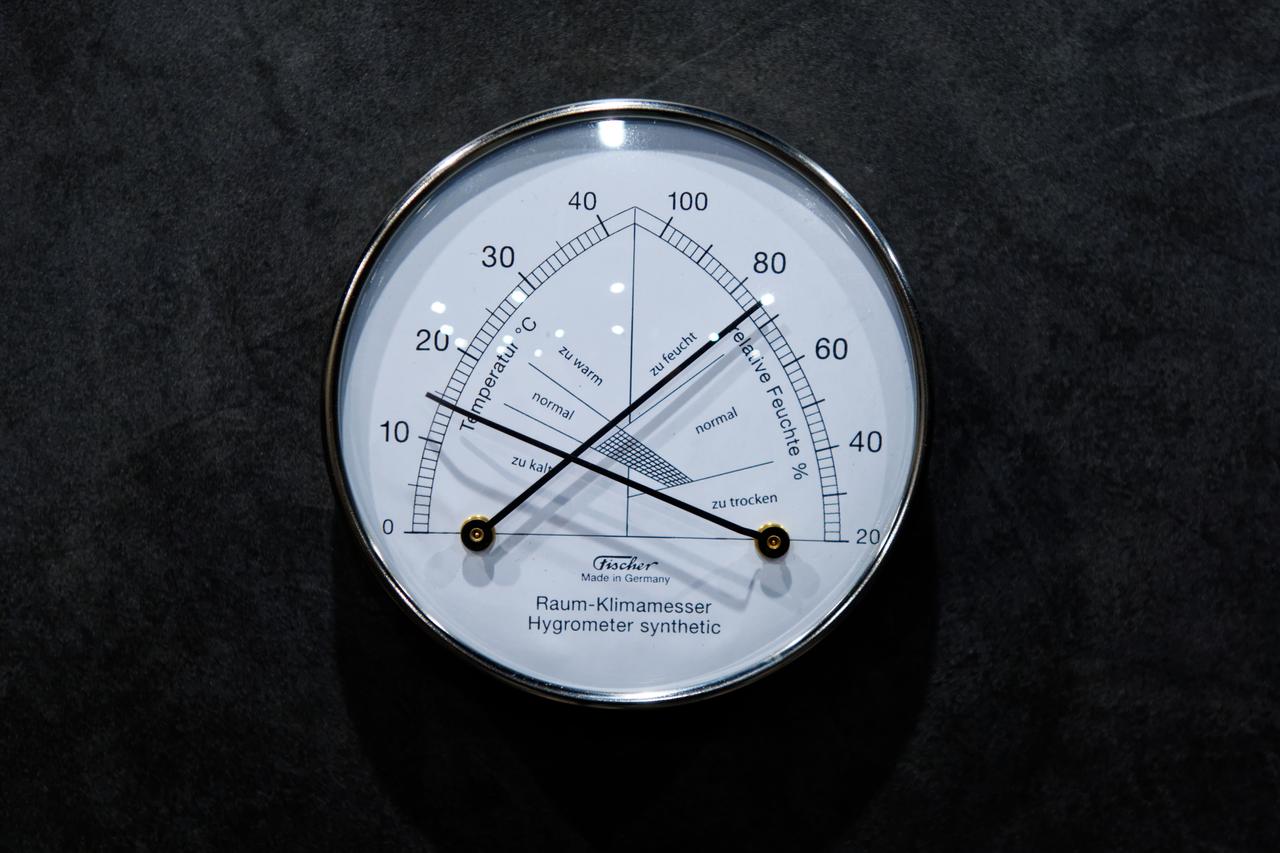 画像: ドイツ製の温湿度計