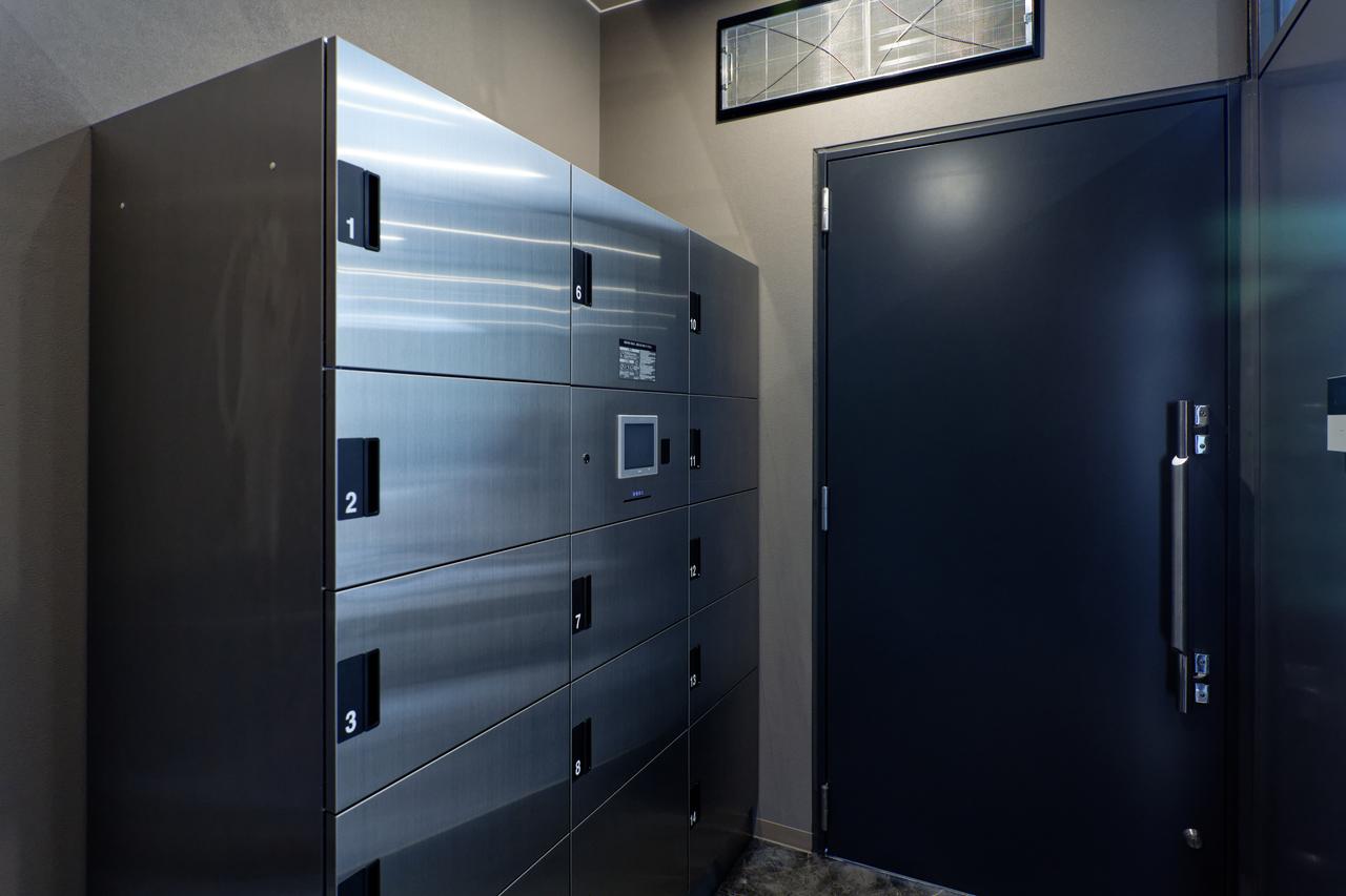 画像: エントランス入ってすぐに設置された宅配ボックス