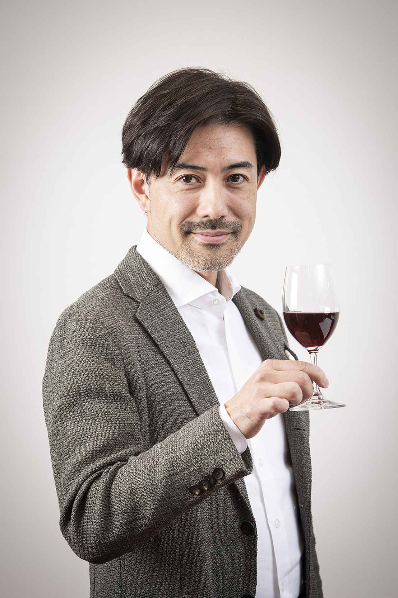 画像: 大越基裕氏。国際ソムリエ協会 インターナショナルA.S.Iソムリエ・ディプロマ WSET Sake Level 3 & Educator 2006年より約3年間再渡仏し栽培、醸造の分野を学びディプロマを取得。帰国後「銀座レカン」シェフソムリエに就任。2013年6月よりワインテイスター、ワインディレクターとして独立
