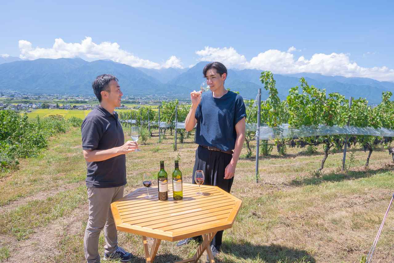 画像: 石原大輔氏 「グランポレール 安曇野池田ヴィンヤード」栽培責任者（左）、 近藤佑哉氏「レカングループ」CBO（チーフ・ブランディング・オフィサー）兼ビバレッジディレクター