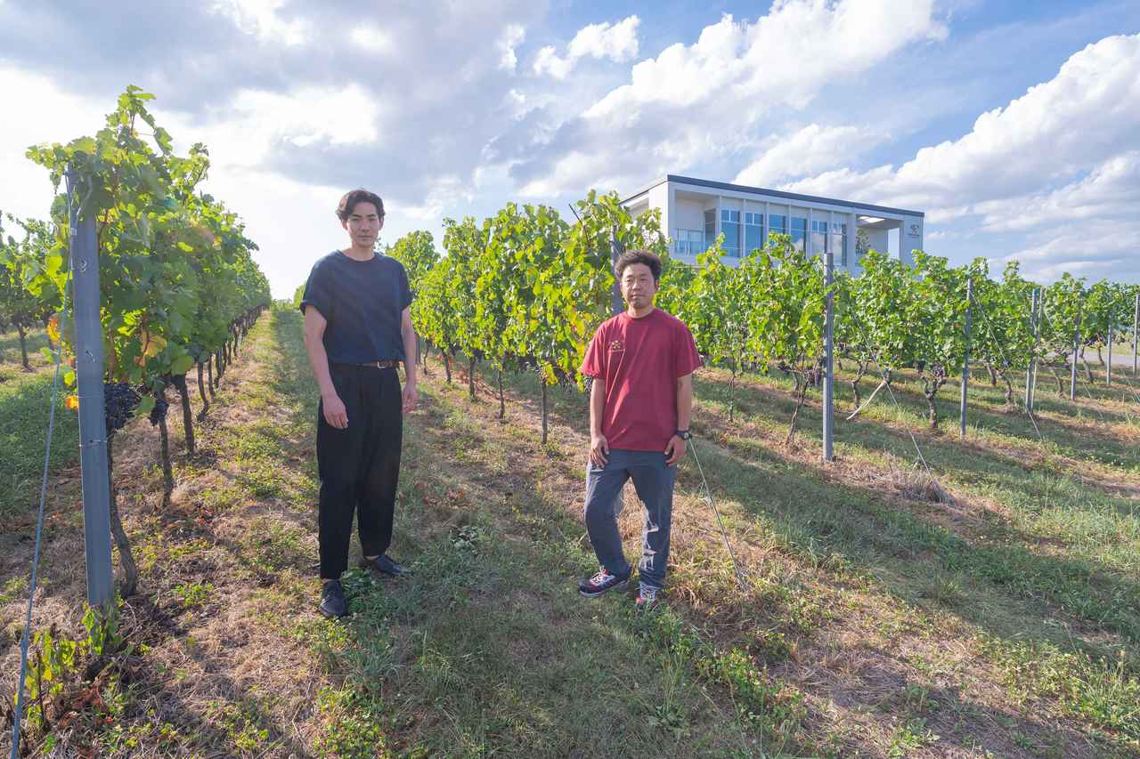 画像: 「レカングループ」CBO(チーフ・ブランディング・オフィサー)兼ビバレッジディレクターの近藤佑哉氏(左)と、椀子ワイナリー長の岡村敦氏