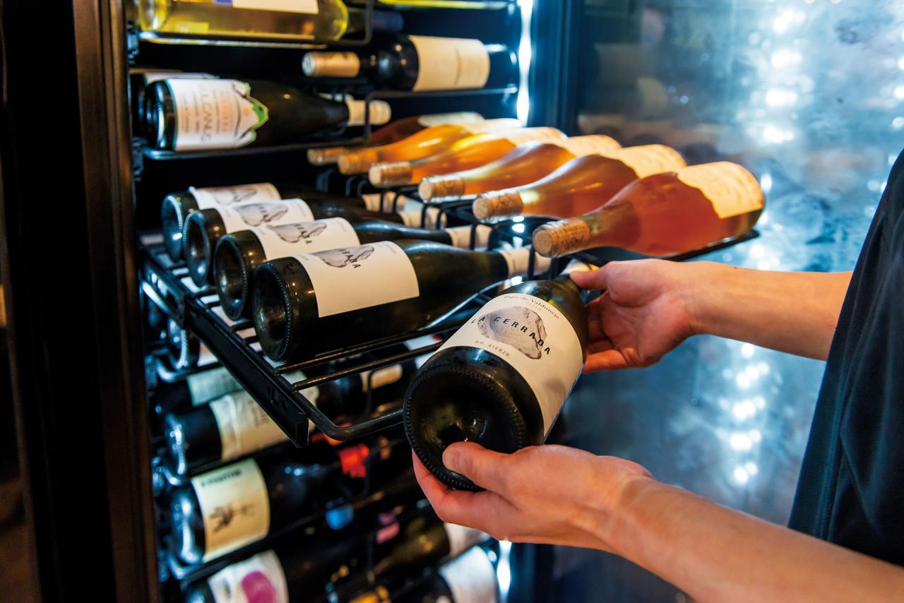 画像: LEDは白色／暖色の切り替えが可能（現行モデル『ブリリアント143』では4段階調光機能も搭載）。非常にスムーズな動きの特殊設計の棚は上下・前後とも間隔に余裕があり、スパークリングやブルゴーニュ・ワインなど太い径のボトルでもラベルを傷付ける心配がない