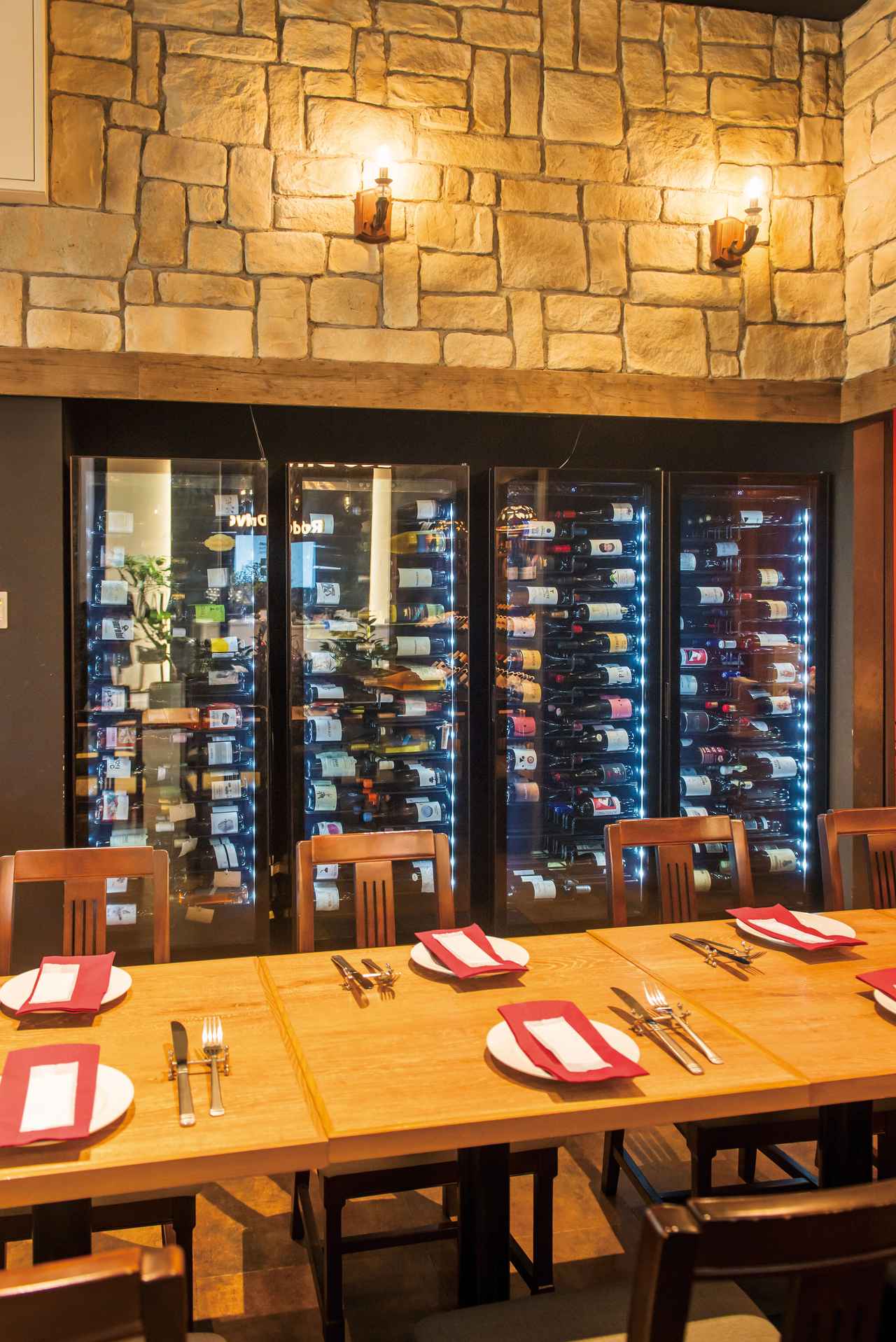 画像: 前面排気のビルトイン仕様のため、動線を邪魔することなく設置でき、店舗空間を有効に活用できる