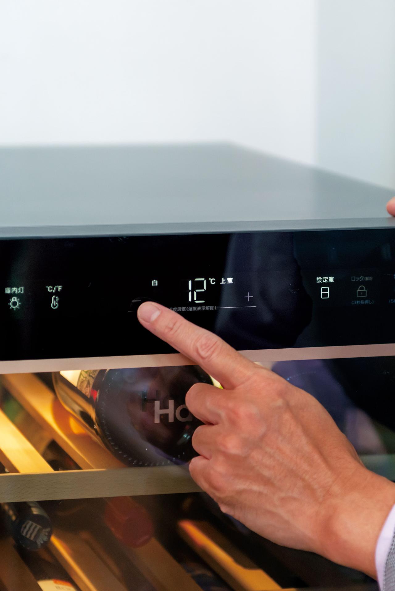 画像: 庫内温度はタッチ式パネルで上下室それぞれに設定可能。扉を開けることなく操作できるので、庫内の温度変化や振動を防ぐことができる。扉は熱や紫外線などをブロックする3層構造のガラスを採用。棚板を抜くことにより、最下段は斜めに立てかけや縦置きでの保管も可能だ