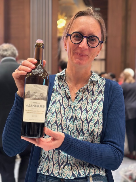 画像: 「2022年のサンテミリオンは非常に優れたヴィンテージです。現時点でも美味しく楽しめますが、熟成を経ることでさらに魅力が引き出されるでしょう。夏は乾燥しており、ブドウの粒は小さく、その分味わいが凝縮しています。アロマも非常に豊かで、しっかりとした酸も感じられます」と「シャトー・ヴァランドロー」事業開発担当のシルヴィーヌ・ブーレルさん