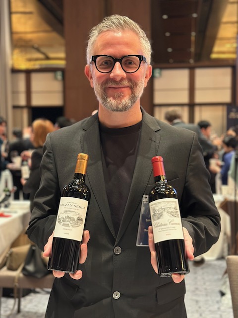 画像: 「2022年は太陽の恵みをたっぷり受けたヴィンテージです。ボリューム感がありながらも、しっかりと酸が残っています。太陽の年といえば03年を思い浮かべますが、あの年は急激に暑くなったのが特徴でした。一方、22年は徐々に気温が上がっていった印象で、人間と同じように、ブドウも少しずつ暑さに慣れていったのだと思います」と「シャトー・ローザン・セグラ」セールスディレクターのジャン・バジーレ・ローランド氏。