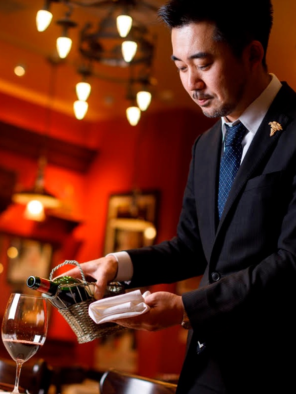 画像: 店長の藤川友哉氏 日本ソムリエ協会認定ソムリエエクセレンス、WSET Level 3 Award in Wines認定