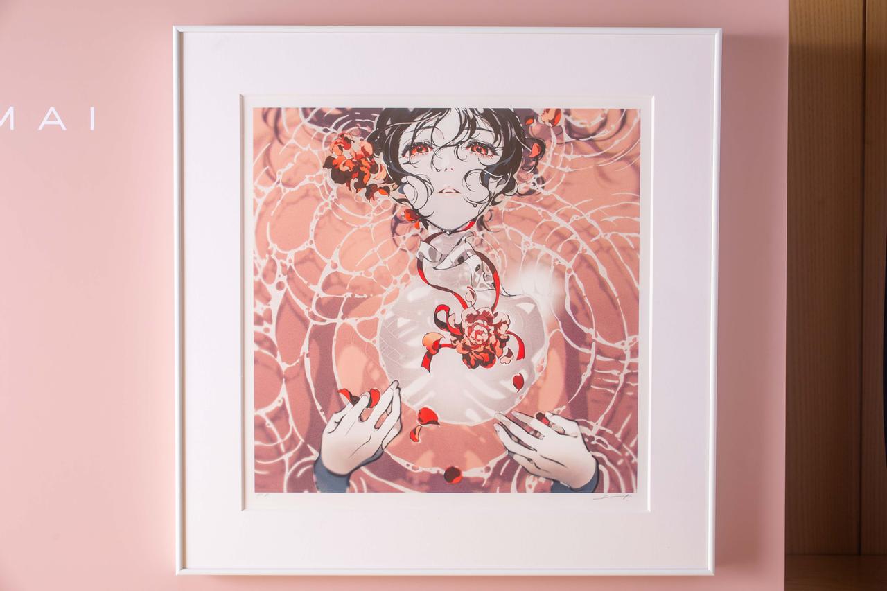 画像: 限定セットのみに付属する 直筆サイン入り版画:「WAVE-rosé」 ・技法: デジタルプリント+エンボス+パール ・イメージサイズ: 350mm×350mm ・シートサイズ: 450mm×450mm ・額装サイズ:500mm×495mm ※額装は白のアルミフレームになります。 ※特別版作品集に付属する作品のみの販売はございません。 ※画像はイメージです。実際の商品とはデザイン・仕様が異なる場合がございます。