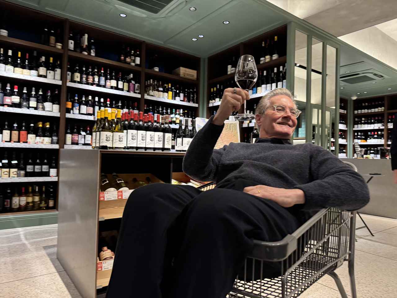 画像: 「ちょっと乗ってみようかな」とショッピングカートにライドオン! 渋いのにお茶目、ギャップがたまらない