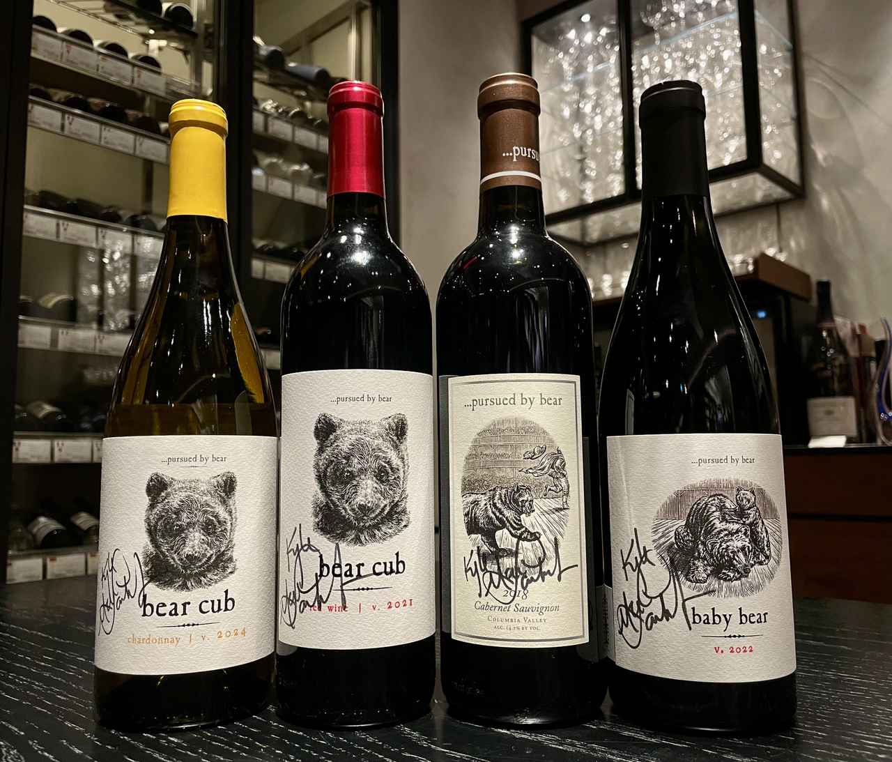 画像: 左から『ベア・カブ・シャルドネ2024年』『ベア・カブ・レッドワイン2021年』『カベルネ・ソーヴィニヨン2018年』(バックヴィンテージ)、『ベイビー・ベア シラー2022年』。イベントでは貴重なサイン入りボトルが販売された
