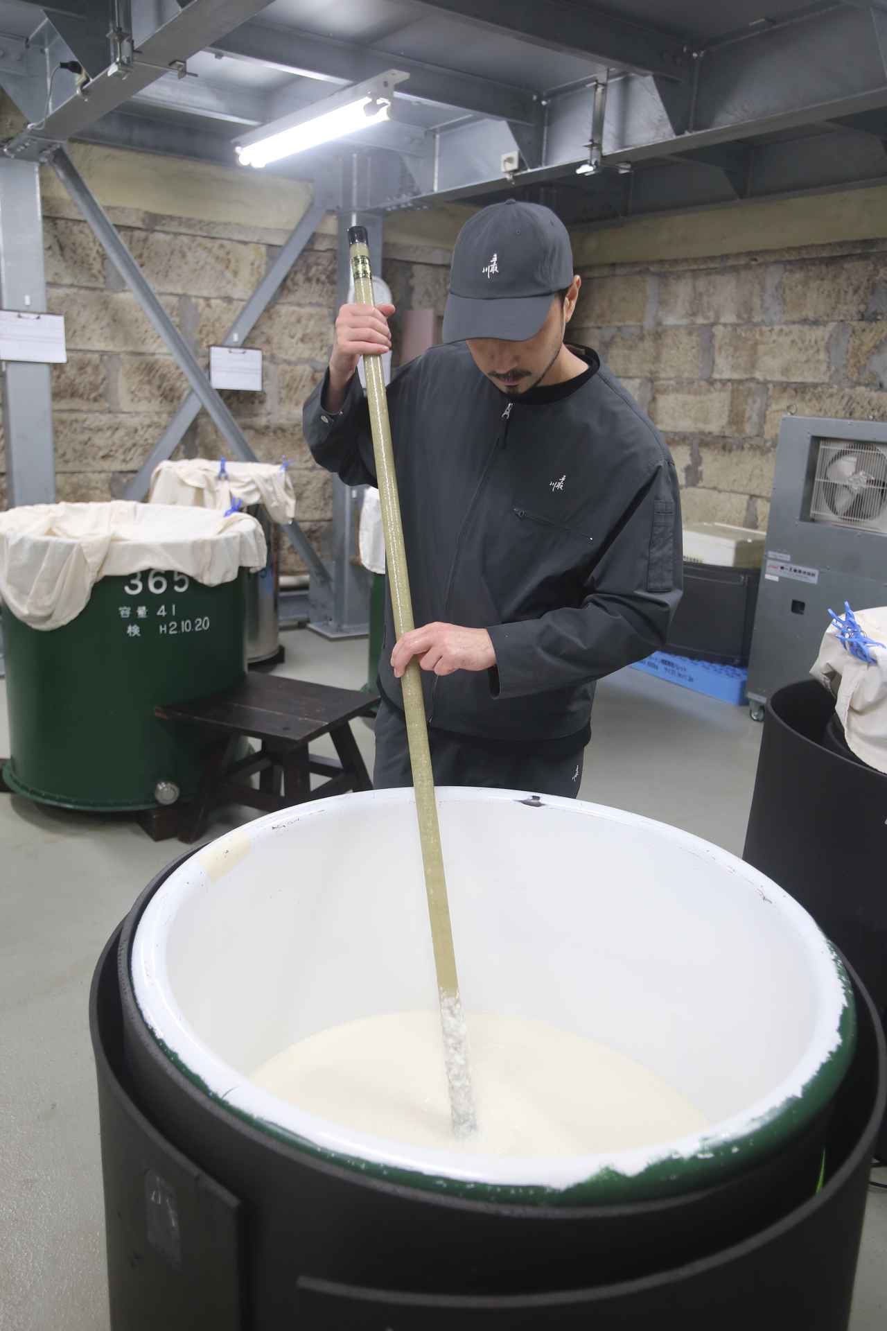 画像: 「酒の母と呼ばれる酒母ですが、僕らは酒の赤ちゃんだと思い丁寧に大切に育てています」と吉田氏。酒母室は珍しい観音下石（かながそいし）の石造り