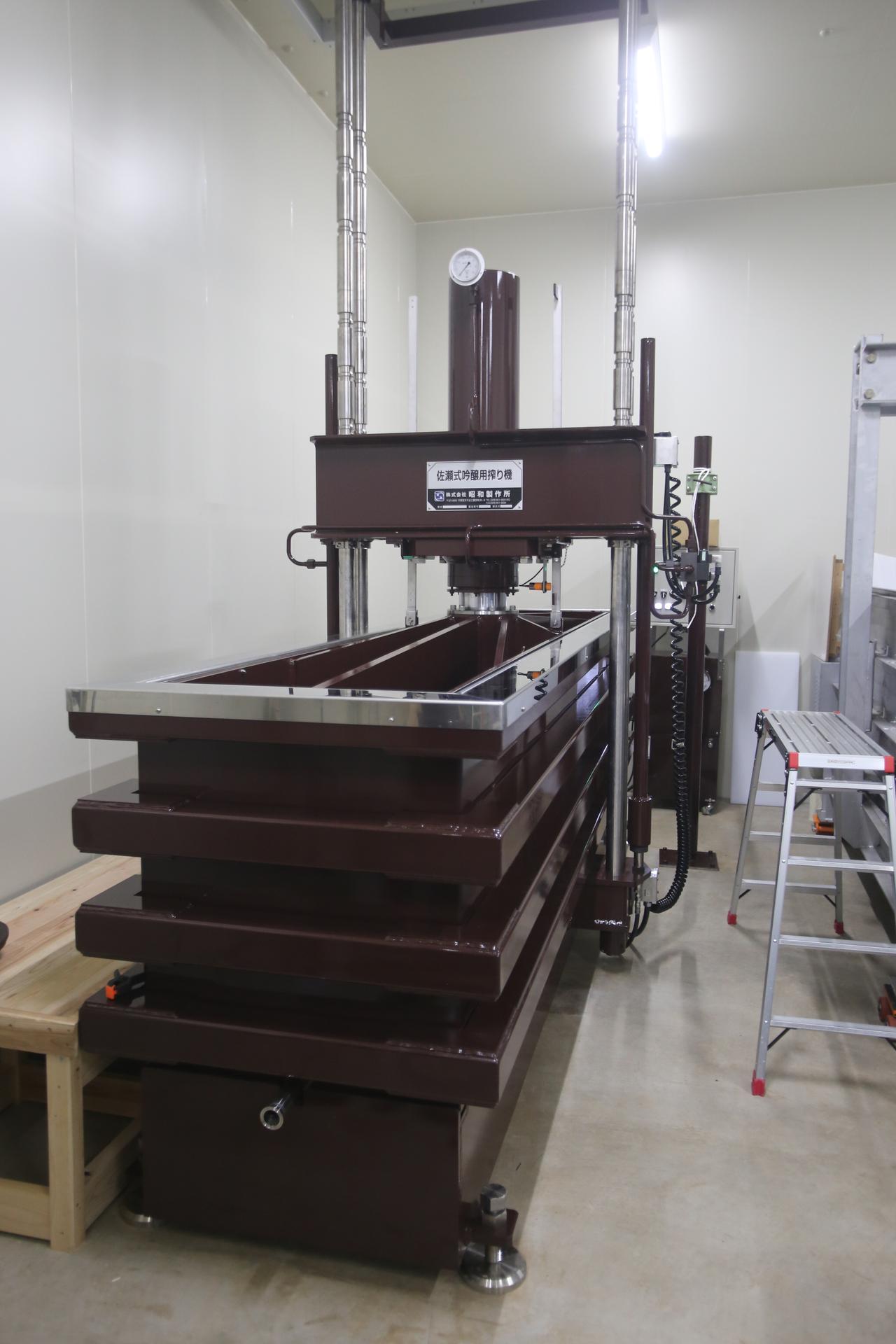 画像: 手間と時間をかけて醪を搾る、槽（ふね）搾り