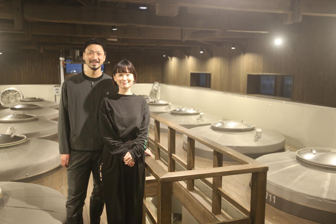 画像: 7代目の吉田泰之氏と妻の麻莉絵さん。幼い姉妹を育てながら蔵の仕事に取り組む