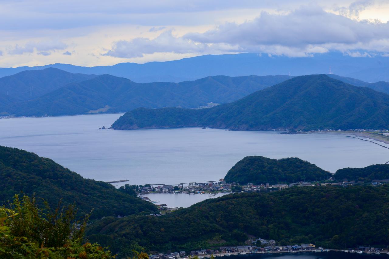 画像: 五つの湖は異なる水深と塩分濃度で「五色の湖」とも呼ばれ、海水魚から淡水魚までさまざまな魚が生息、水鳥の貴重な生息地でもある