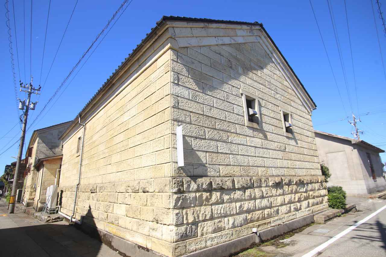 画像: 近くの山で切り出された「観音下石」（かながそ）で造られた石蔵が美しい