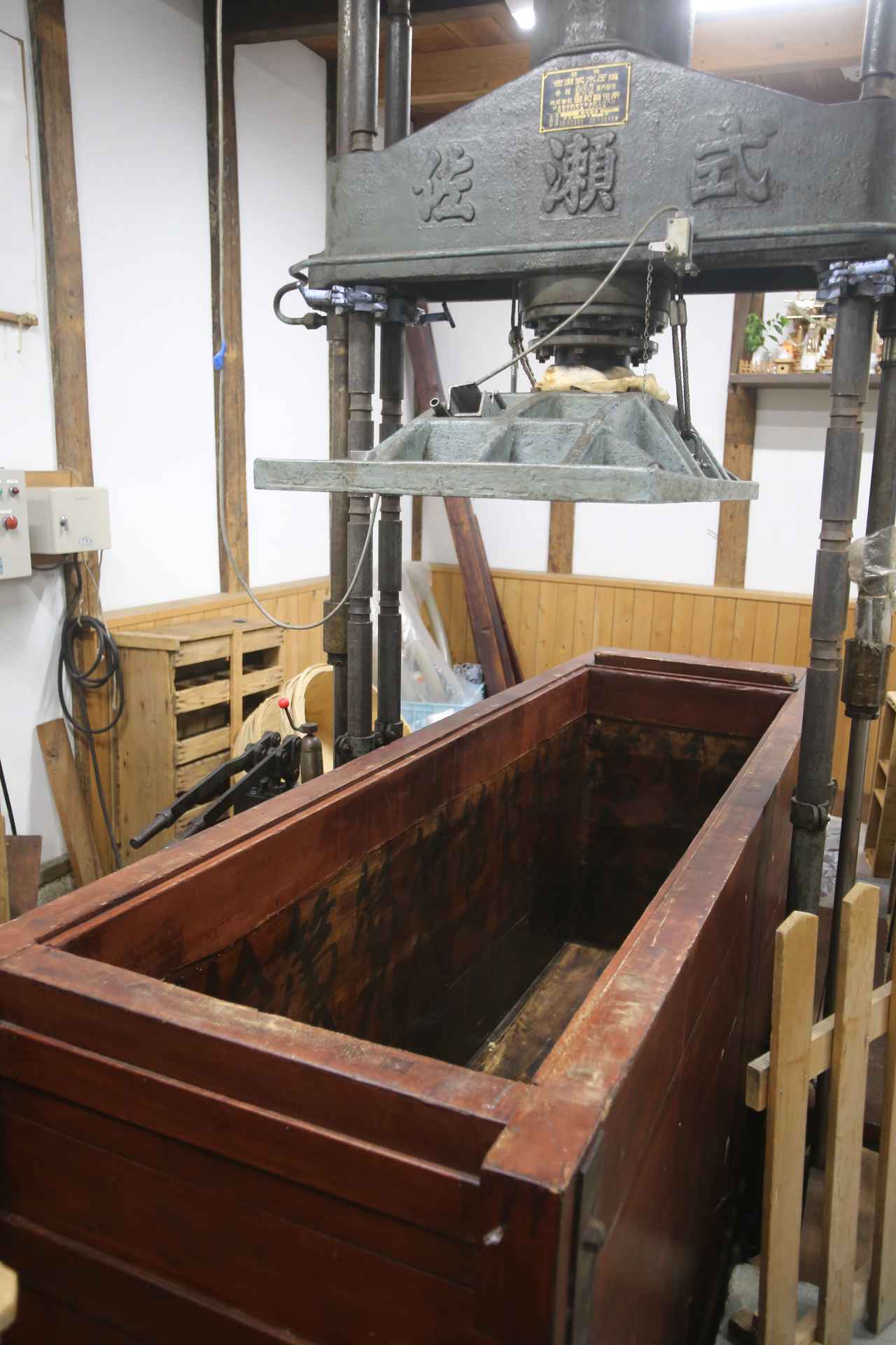 画像: 体力も時間も必要だが、どのクラスの酒もすべて木槽（ふね）で搾ることにこだわっている