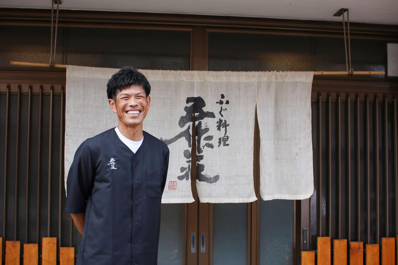 画像: ４代目の今井悠介氏。一昨年に教員を退職し、伝統ある「五作荘」を継いだ。「伝統を守りながらも新しい取り組みに挑戦する」と意気込んでいる 〒919 - 2201 福井県大飯郡高浜町和田131 - 16 - 1 TEL. 0770 - 72 - 0164 １泊2食付き　お1人さま2万8600円～