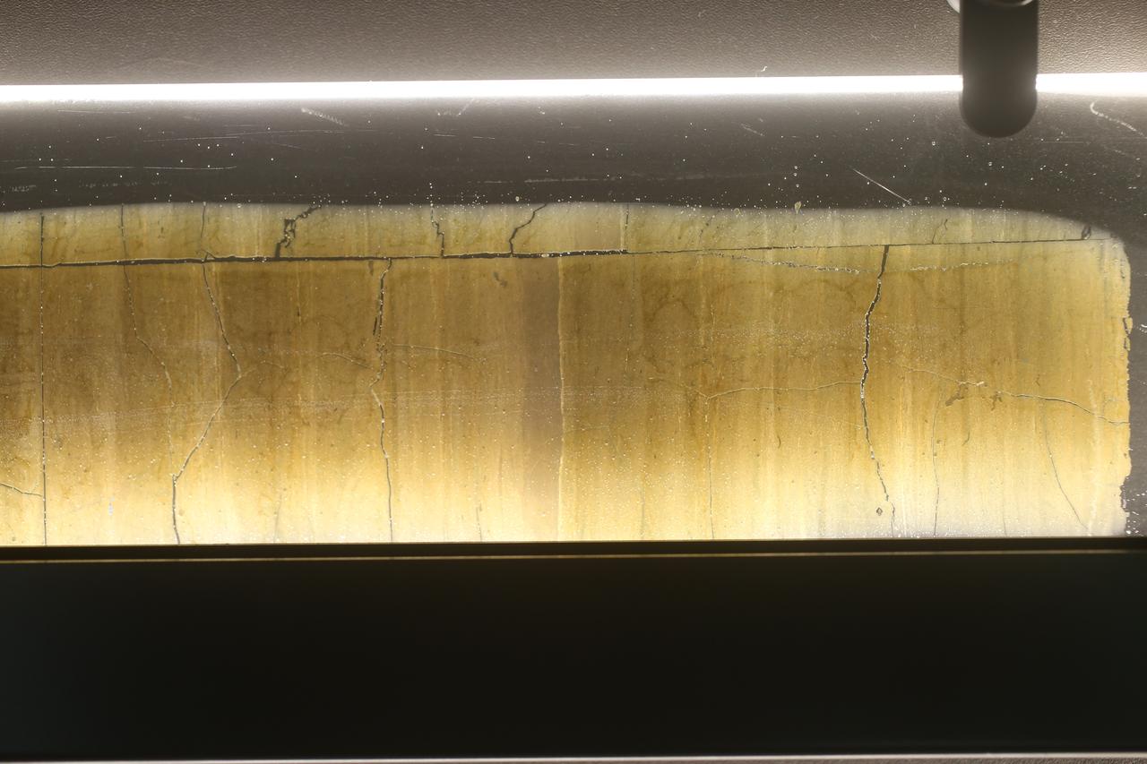 画像: 常設展では、世界の年縞や、水月湖の年縞からわかる7万年前からの現在の風景の再現なども