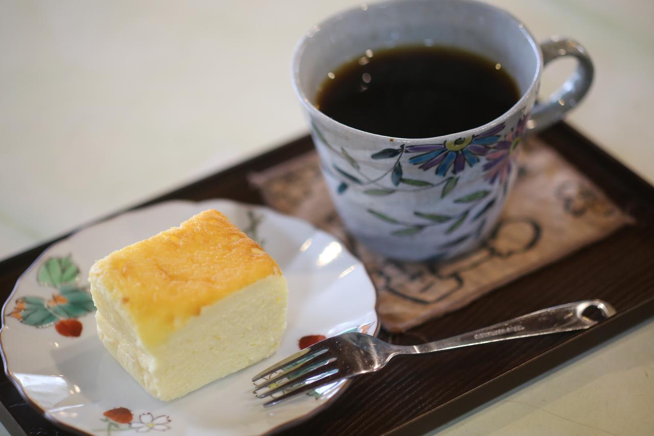 画像: 併設の「蔵CAFEぐるり」はかよこさんが切り盛りする。コーヒーと蔵の酒粕を使ったチーズケーキが美味だ