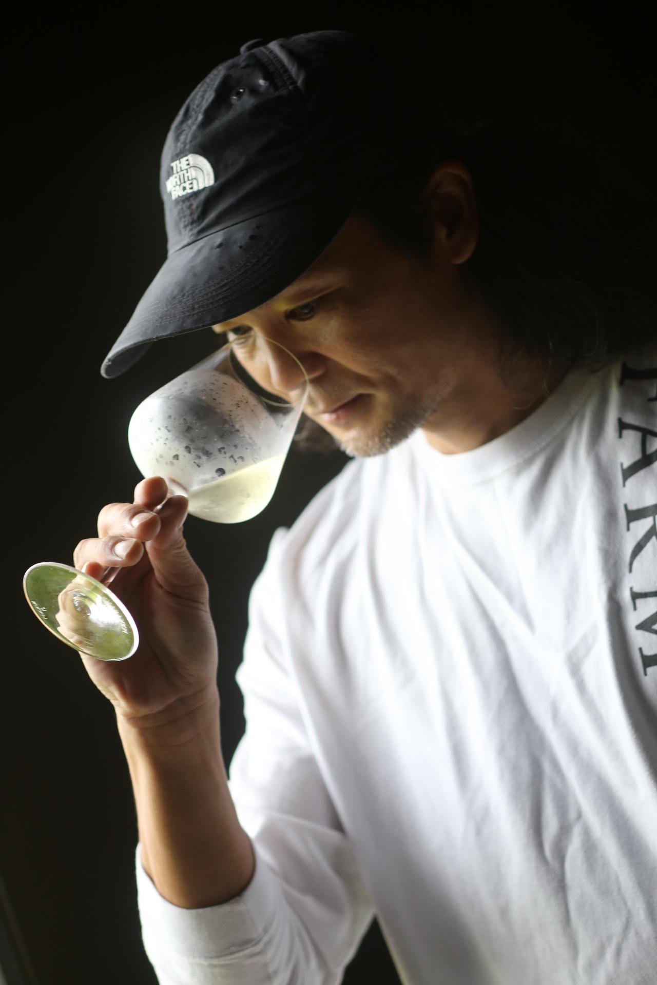 画像: 栽培醸造責任者の田向俊氏。入社1年目で経験ゼロのブドウ栽培とワイン造りの担当に。長野県のワイナリー「ヴィラデスト」で一から学んだ