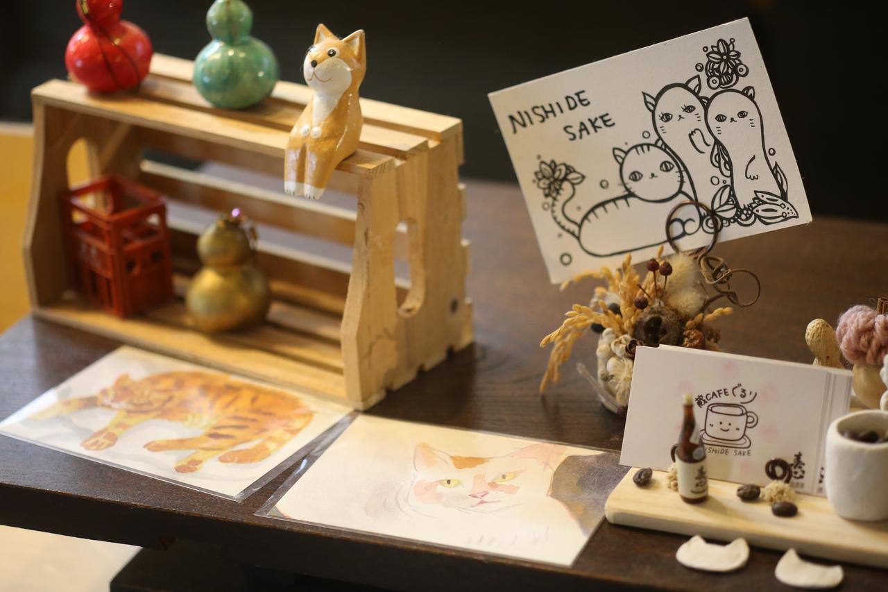 画像: ショップ内のインテリアには、猫アイテムがずらり