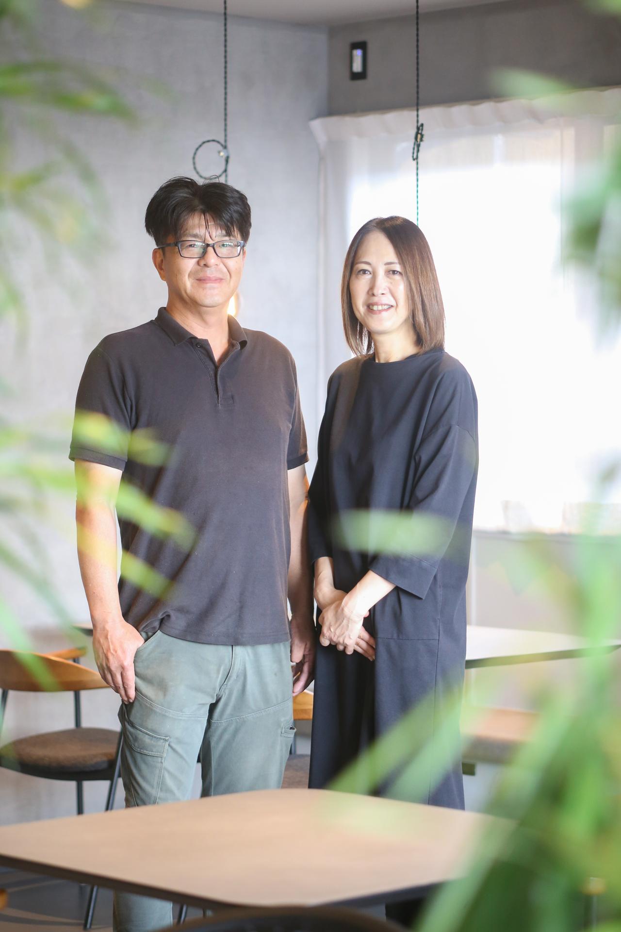 画像: オーナーの山瀬健一氏と妻の亜由美さん。健一氏で3代目。妻の亜由美さんの明るい接客に旅の疲れも癒やされる。地域の人が手作りしたアクセサリーなども販売