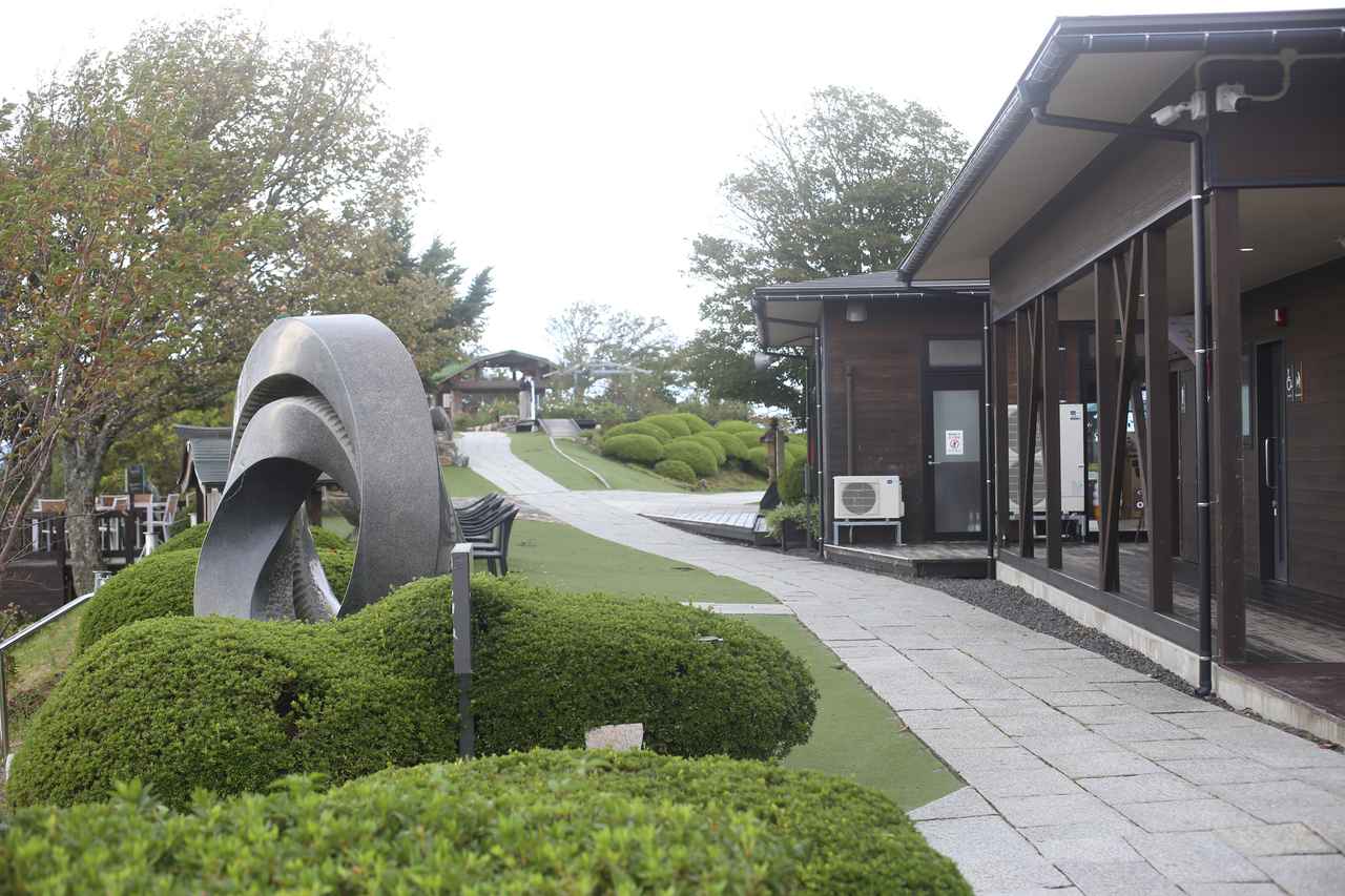 画像: 「三方五湖レインボーライン山頂公園」 〒919 - 1126 福井県三方郡美浜町日向75 - 26 TEL. 0770 - 47 - 1170 営業時間：9 : 00 ～ 17 : 00（ 3 / 1 ～ 11 / 30 ）、 9 : 00 ～ 16 : 30（ 12 / 1 ～ 2 / 28 ） 休業日：2025 / 12 / 31 〜 2026 / 1 / 2 / 2026 / 2 / 2〜2 / 6 ※県道三方五湖レインボーライン線は休業日も 通行できます