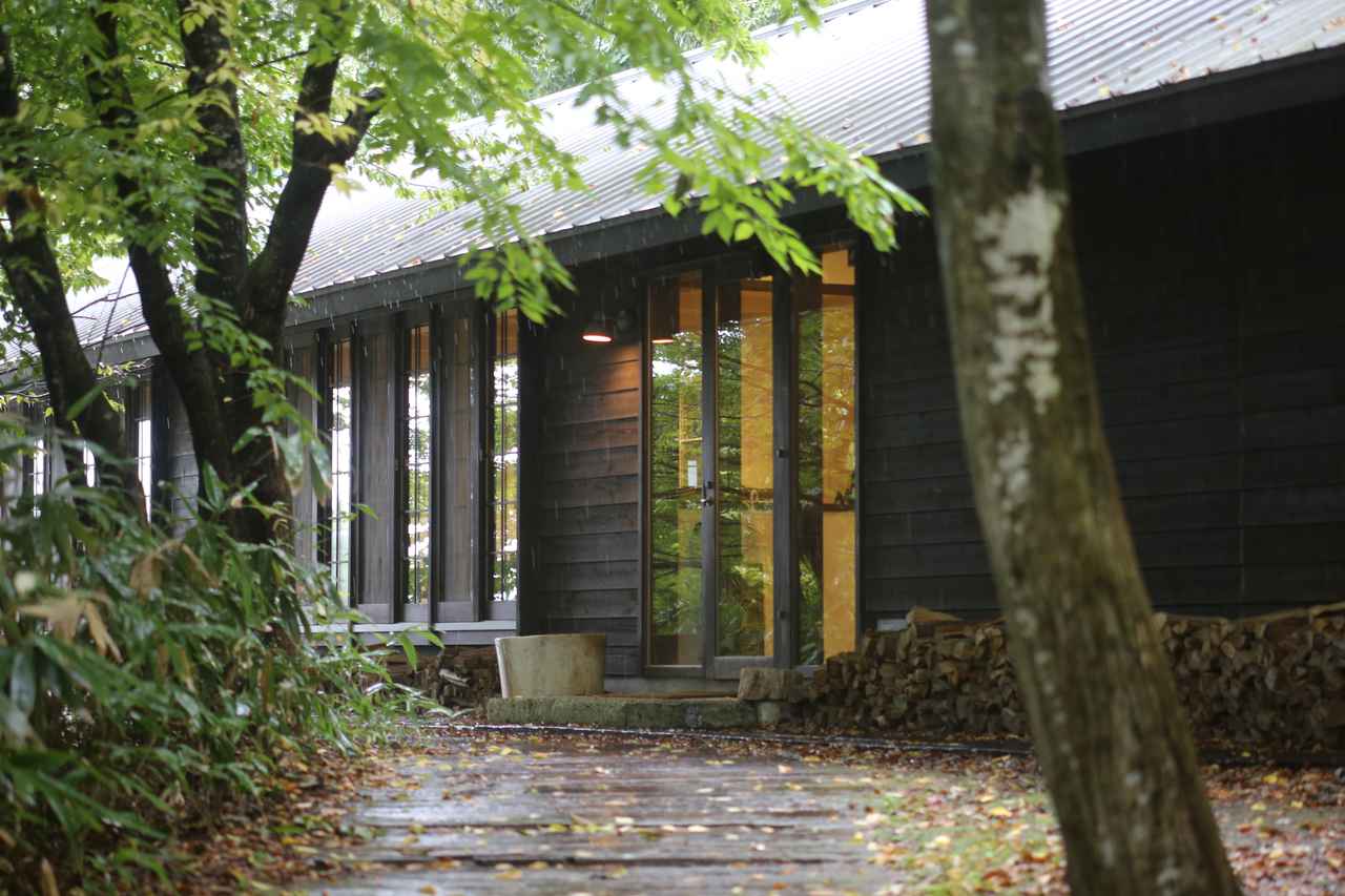 画像: 木立の中の小径を上っていった先にショップとレストラン棟がある