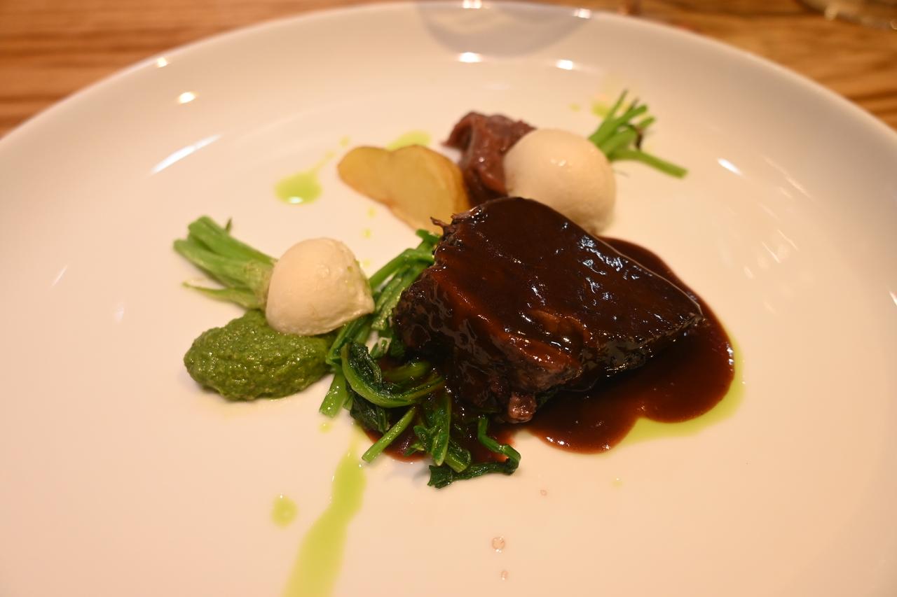 画像: 「足利マール牛ブッフブルギニオン バープルスイートピューレと白馬カブ添え」