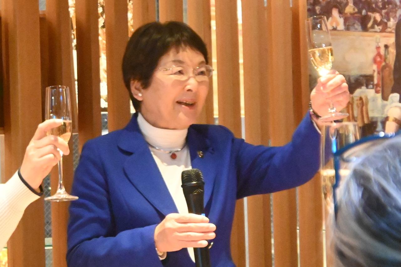 画像: 乾杯の音頭を取る栃木市長の大川秀子さん