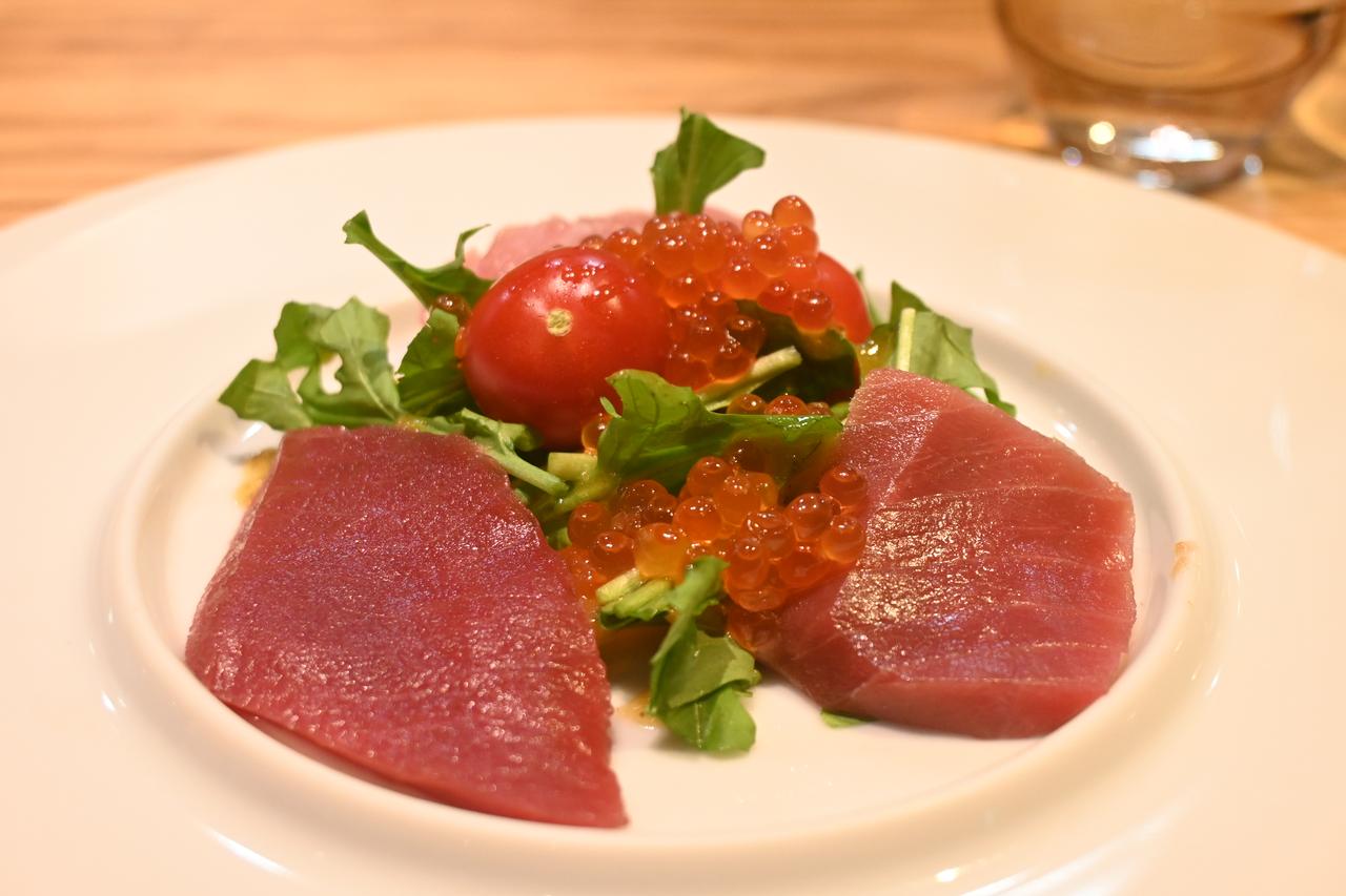 画像: 「本マグロの軽い赤ワイン漬け カルパッチョ オデッセイ種のルッコラを添えて」