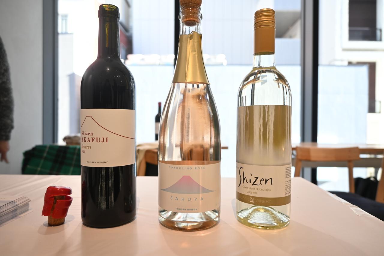 画像: 静岡県の試飲スペース 左から富士山ワイナリー『シゼン アカフジ リザーブ 2023年』、『ドメーヌ シゼン 甲州 2024年』、『サクヤ スパークリング ロゼ』