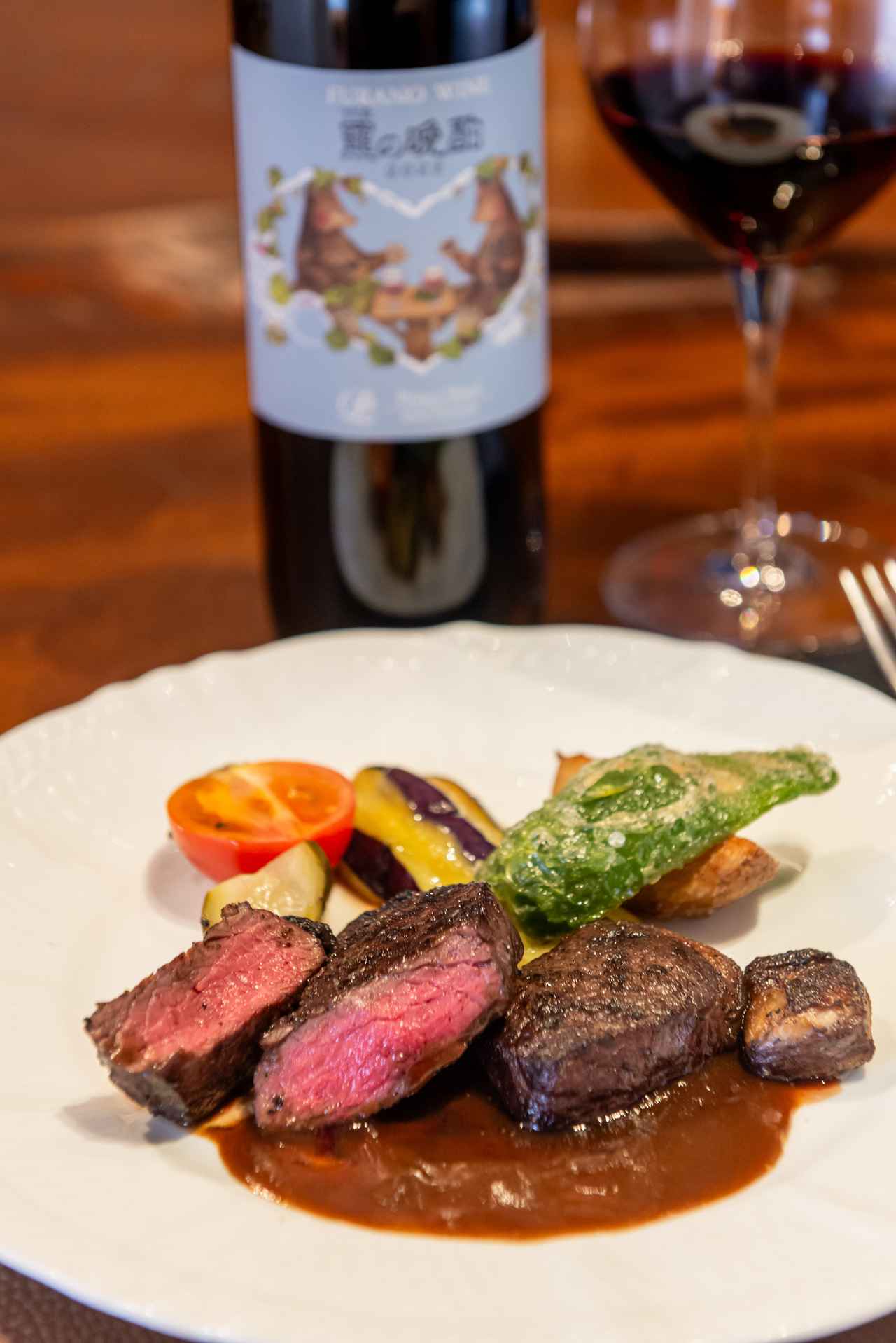 画像: シェフの友人のハンター松野稔氏から届く3歳以下の雌鹿を強火の薪火で焼き上げた「白糠からのえぞ鹿肉 薪火焼き」