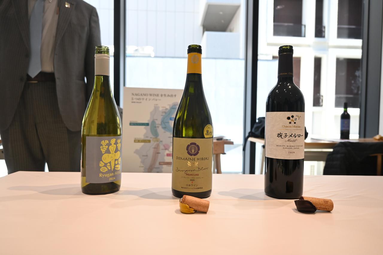 画像: 長野県の試飲スペース 左から有旅ワイナリー『Ryogan 八十五 2024年』、ドメーヌ・ヒロキ『ソーヴィニヨン・ブラン 2023年 メルキュール』、シャトー・メルシャン 椀子ワイナリー『シャトー・メルシャン 椀子 メルロー 2019年』