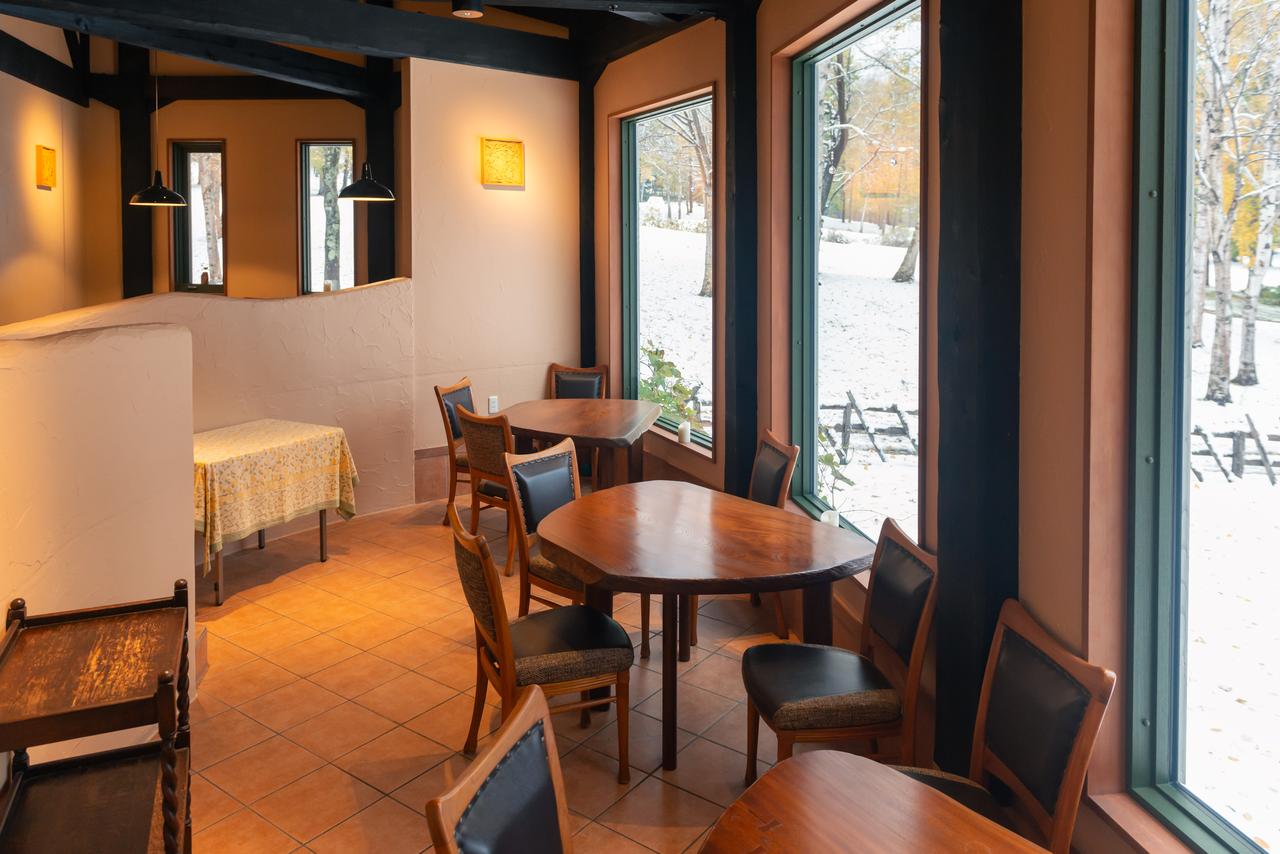 画像: しっとりと格調高くも温かいホスピタリティに溢れ、心身ともに解きほぐされる店内。パティシエールの敬子さんがサービスとデセールを担当