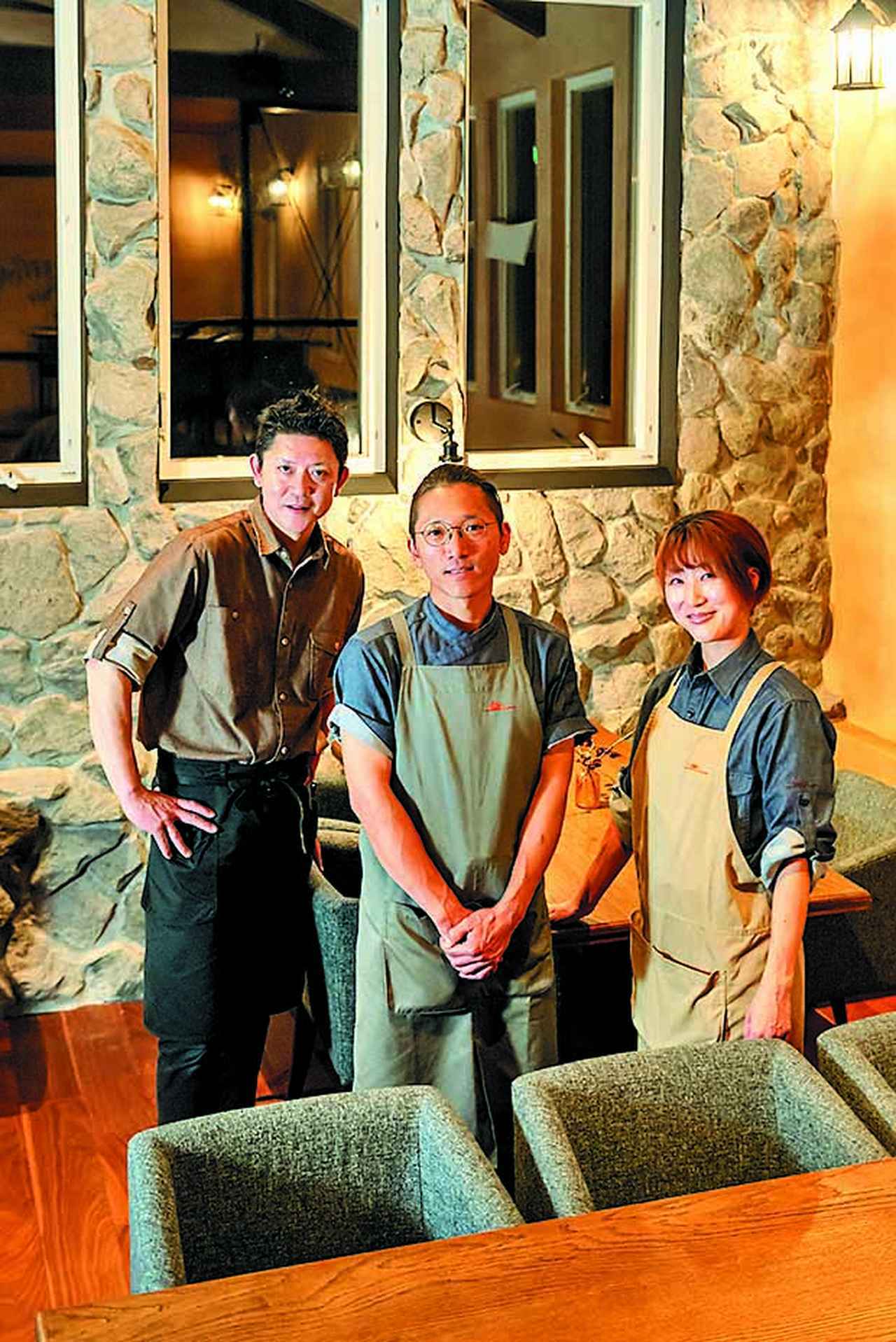 画像: レストランマネージャーの村田基氏（左）と、シェフの和田広記氏・夫人のちひろさん