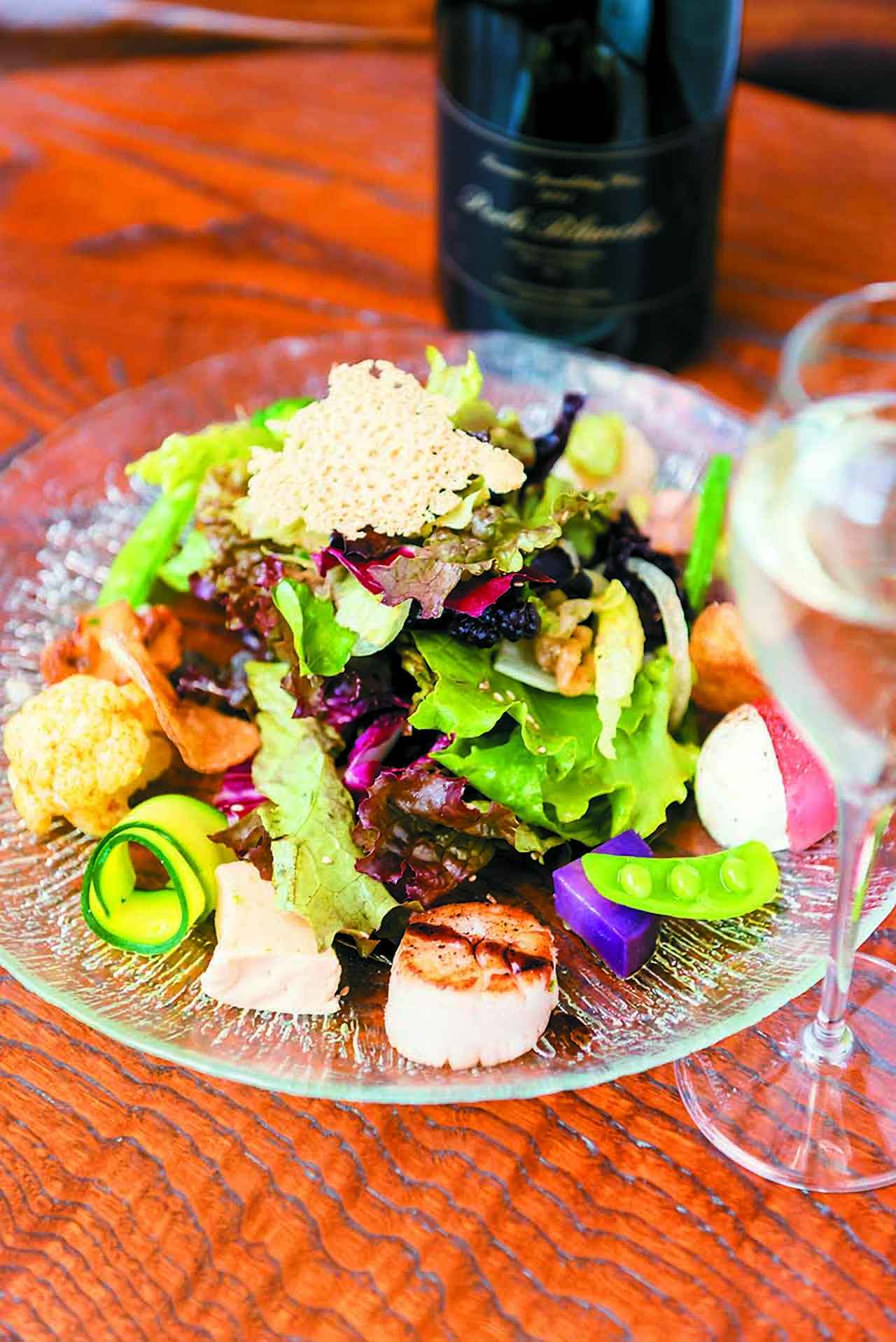 画像: 「旬菜 ル・ゴロワサラダ仕立て」。葉野菜のパリパリ感、根菜のみずみずしさに驚く。レバーとフォワグラのテリーヌ、ホタテのソテーものる豪華版