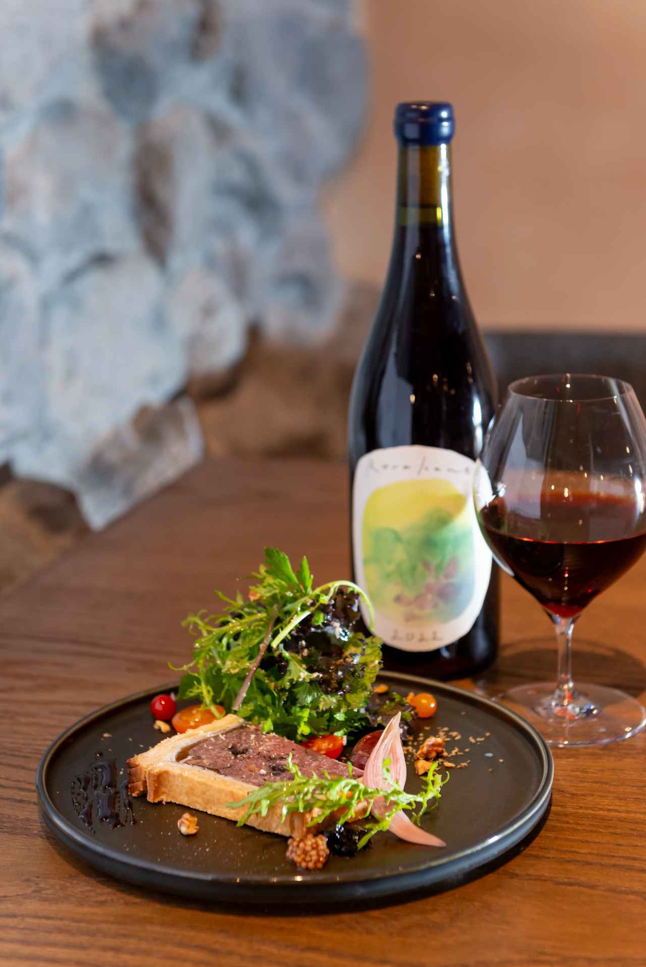 画像: 「ふらのジャム園」を運営する「(有)共済農場」の新事業として2024年に開業「ヒグマのパテ・アン・クルート」。熊肉のじんわりとした脂が深い味わい。「カムイ・メトッ・ヌプリ」誕生前、「10 R」に委託醸造した『レラ・カント2022年』と