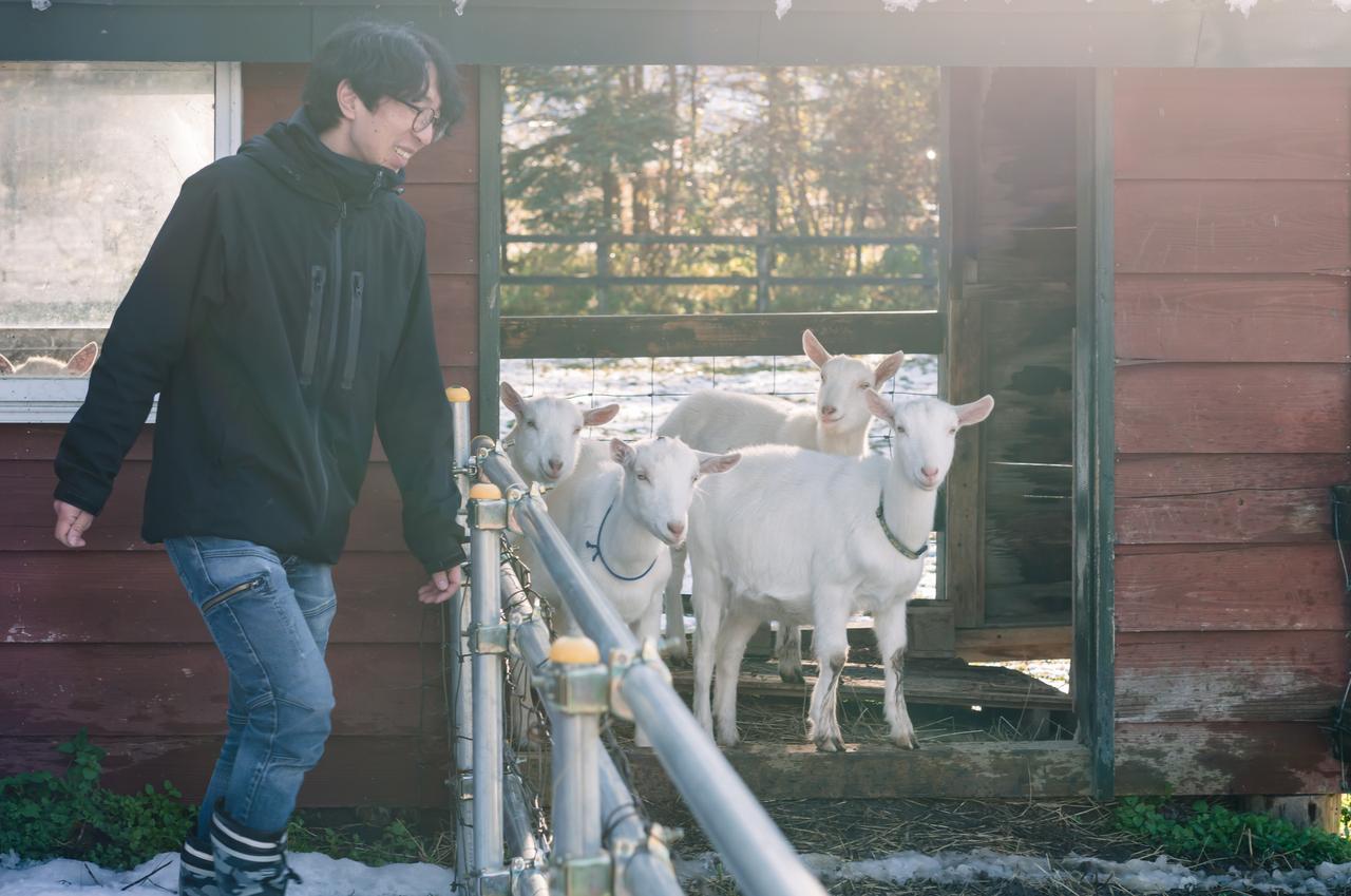 画像: 18 haの自社畑ではヤギの排泄物とワインの搾りかすを堆肥にするサステイナブル農法を実践する。札幌や余市エリアからの買いブドウによる醸造も行う