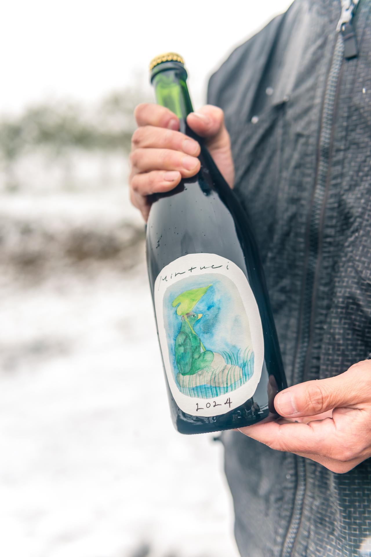 画像: 水の精を名に関した『ミンツチ 2024年』は野生酵母使用、樽発酵・樽熟成、酸化防止剤無添加、無濾過・無清澄で造るスパークリング。ワイナリー直売価格4400円