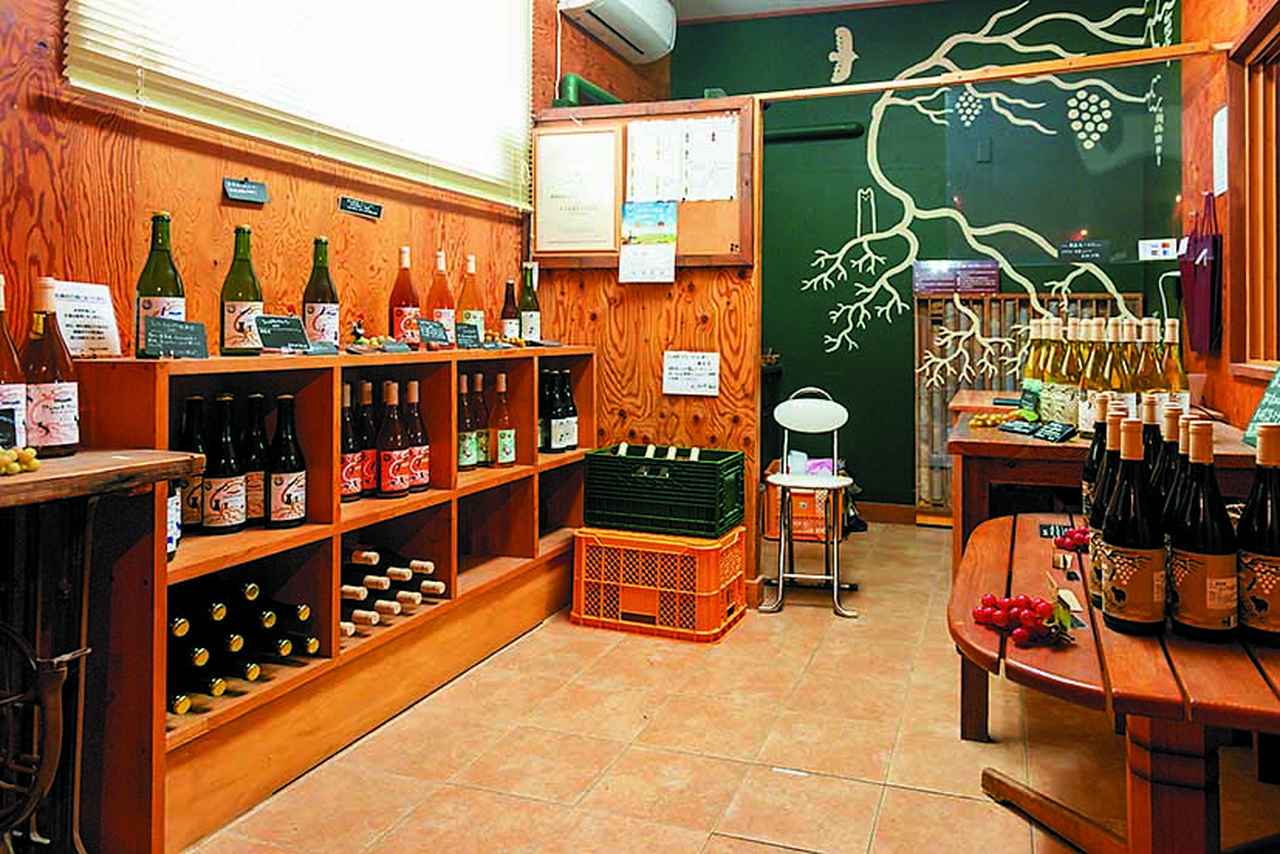 画像: ワインショップでは限定商品も含め直売。人気商品『にんじんジュース』や『紅玉りんごジュース』『千両梨ジュース』も