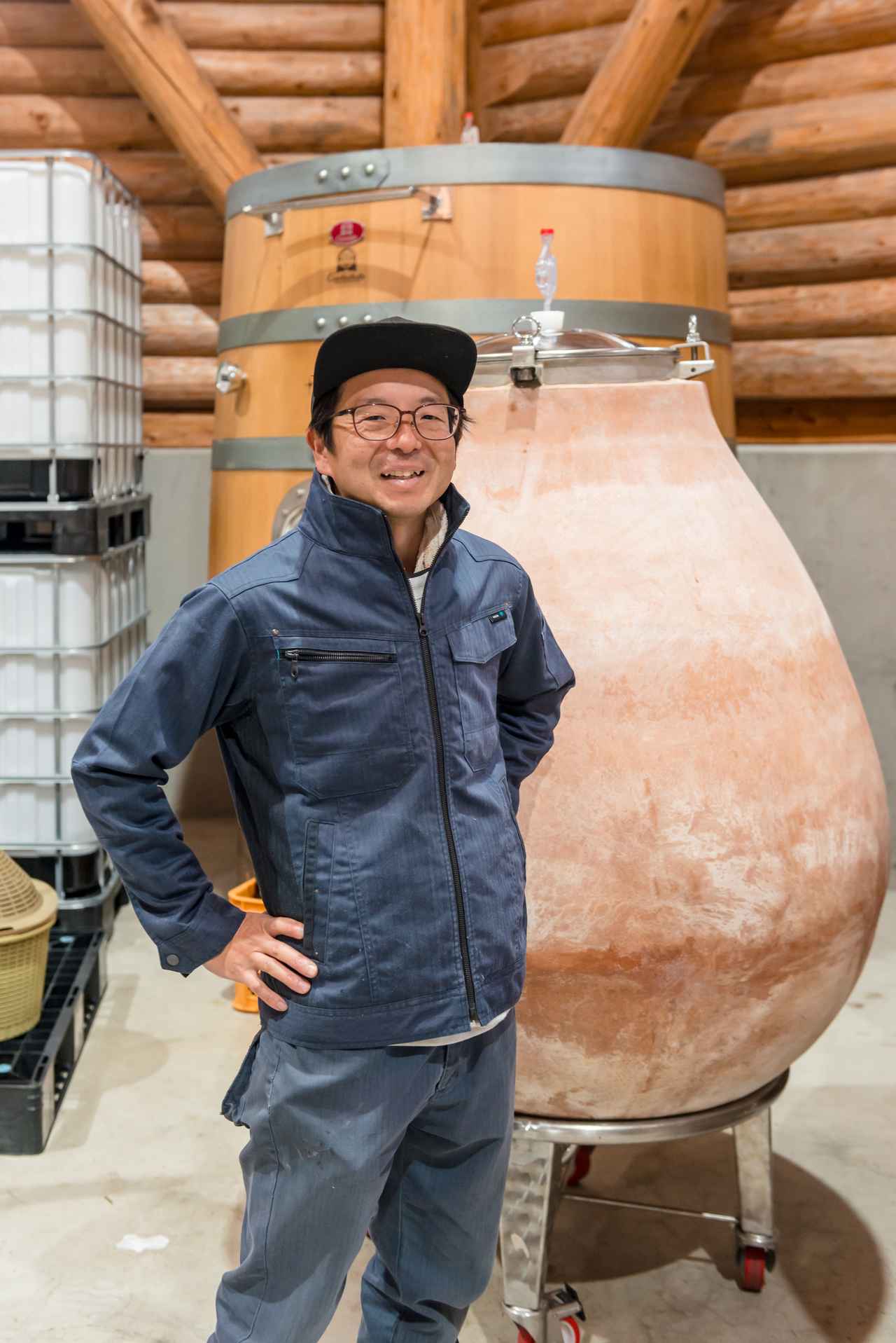 画像: ブドウ栽培と醸造を一任されている浜田和也氏は1980年旭川市生まれ。トカプチ入社後、岩見沢市の受託醸造所「10R(トアール)」でワイン造りを学ぶ