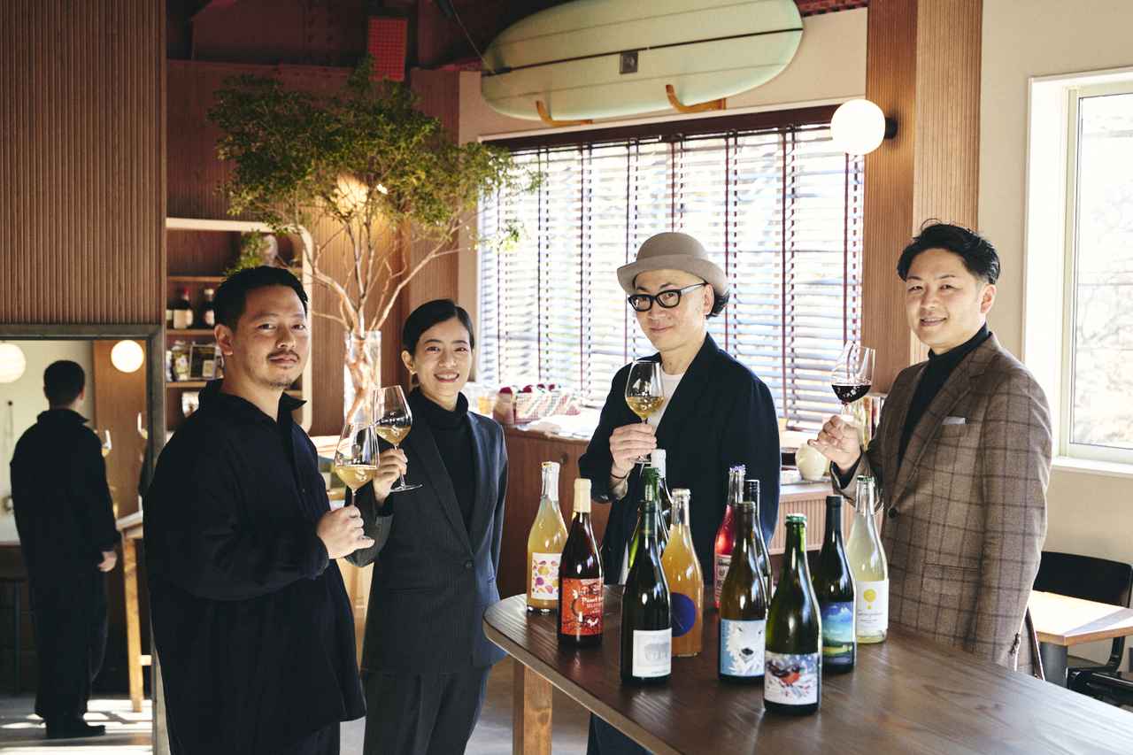 画像: 左から「WINE＆SUNS」店主 植松孝行氏、「コンラッド東京」ソムリエ 大葭原風子さん、お笑いコンビ「髭男爵」ひぐちくん、「エディション東京虎ノ門」ヘッドソムリエ 矢田部匡且氏