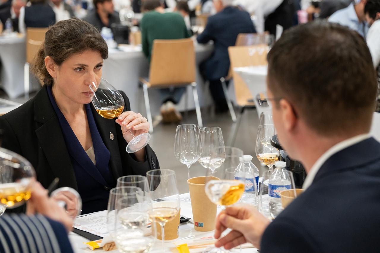 画像: 2025年の審査会の様子。フランスの第一線で活躍する仏人トップソムリエ等約130人が審査を行う「Kura Master」。料理との相性を重視した評価は、日本のワインの実力を国際舞台で示す貴重な機会となる