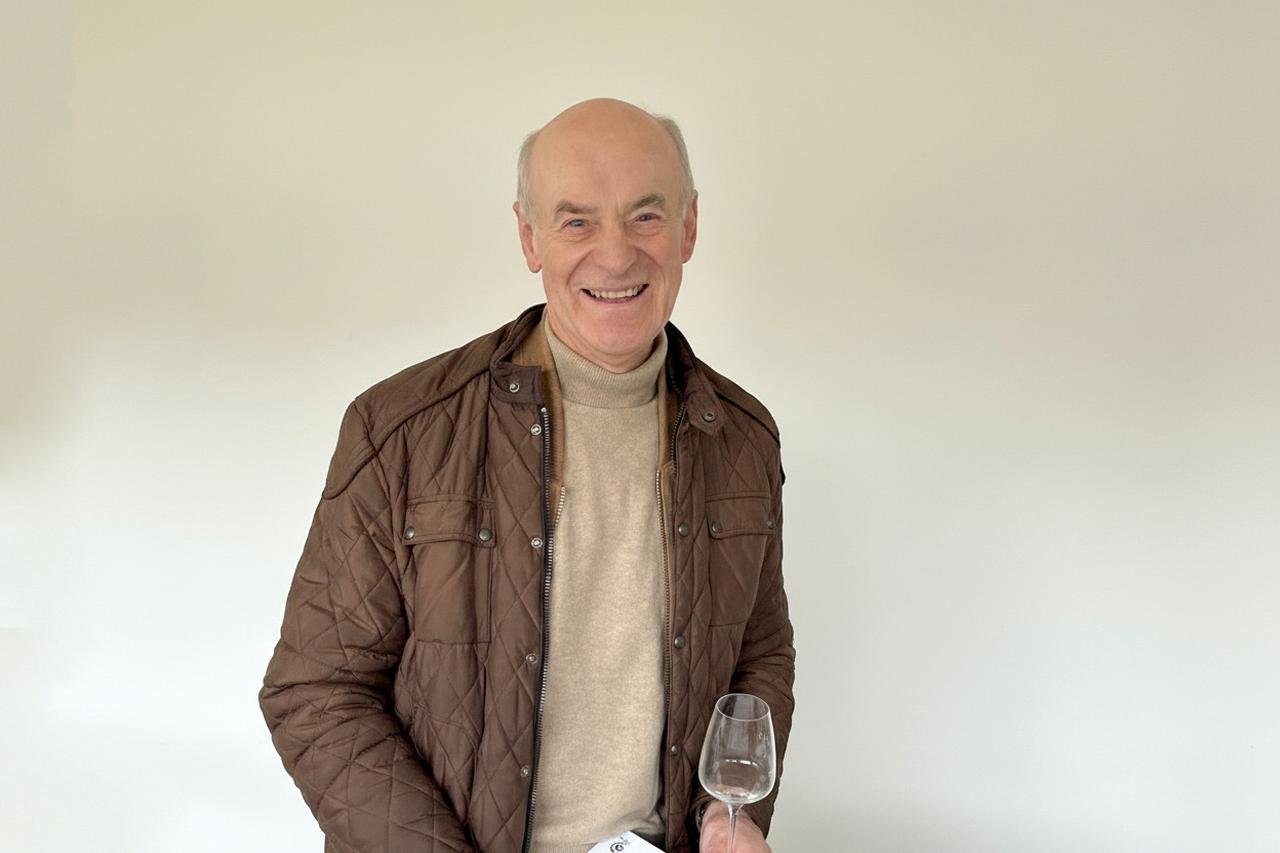 画像: 40年前にシャブリワインコンクールを立ち上げた「ドメーヌ・デ・マロニエ」の元オーナーのベルナール・ルグラン氏。退職後も後進の育成にあたっている