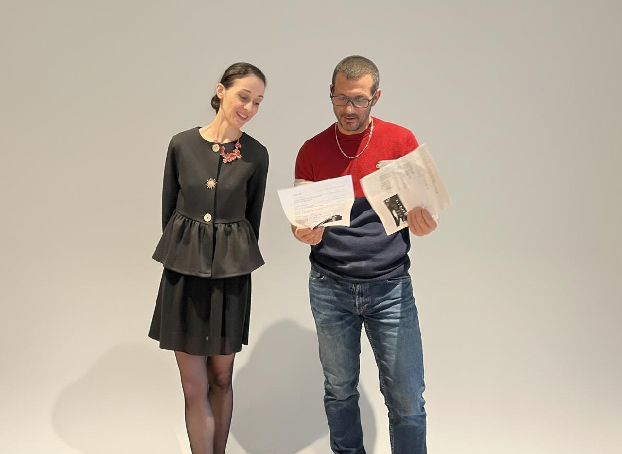 画像: シャブリワイン委員会の敷地にある「シテ・デ・クリマ・エ・ヴァン」の館内で結果発表するブノワ・ドロワン氏と審査委委員長のジュリア・スカーヴォさん