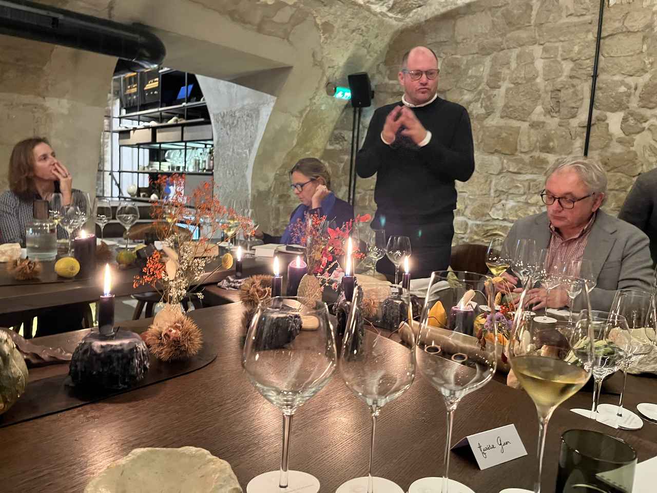 画像: 昼食会で挨拶する「ドメーヌ・ド・ロックネガード」のオーナー、アレクシ・ゴダン氏