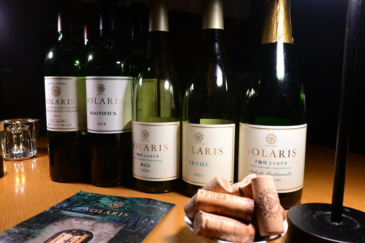 画像: 当日供されたワイン。右から『ソラリス 千曲川 シャルドネ メトッド・トラディッショネル ブリュット・ナチュール 2017年』『ソラリス ル・シエル 2024年』『ソラリス 千曲川シャルドネ 樽仕込 2024年』『ソラリス マニフィカ 2018年』『ソラリス 信州東山 カベルネ・ソーヴィニヨン 2014年』