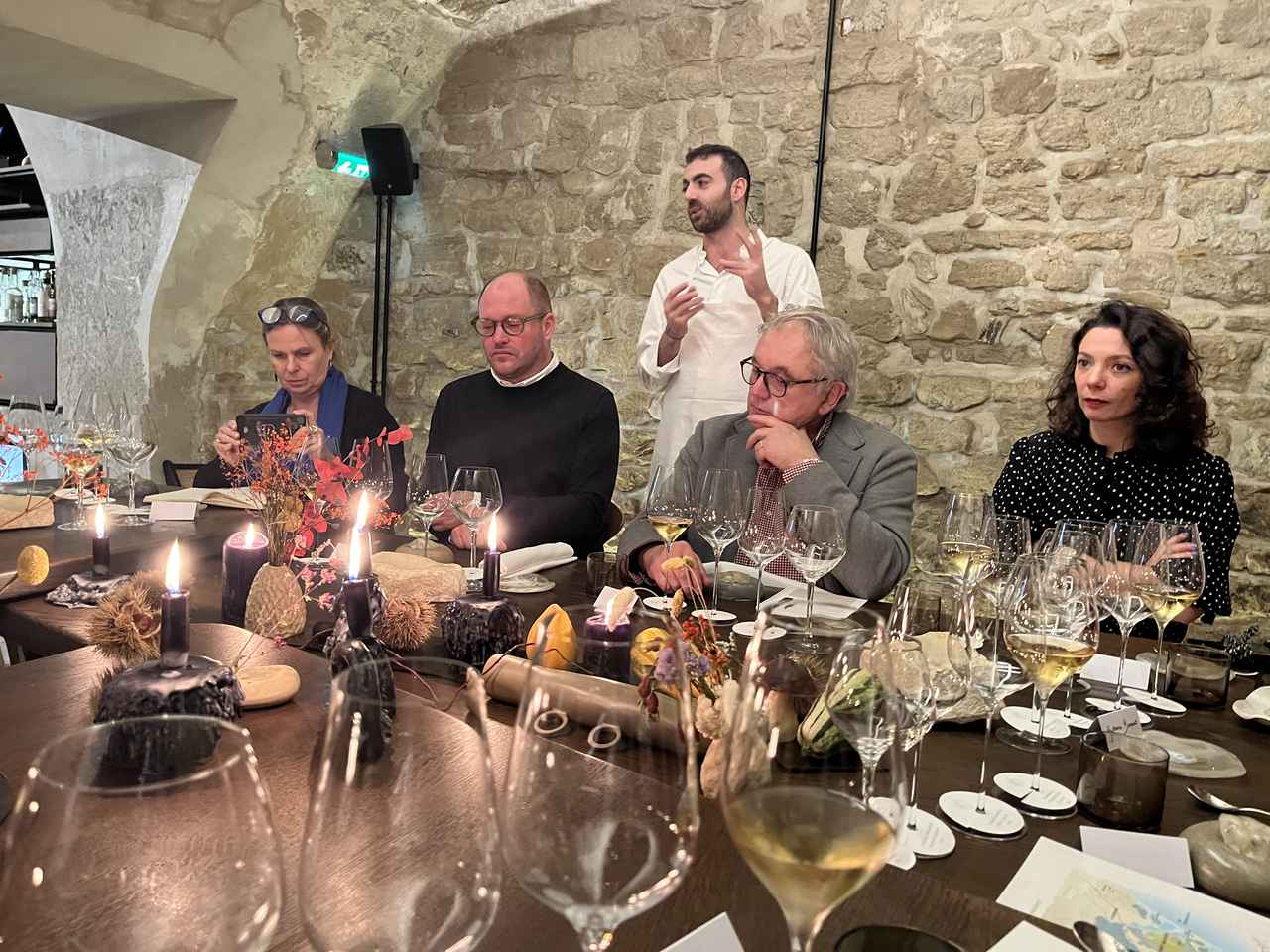 画像: ザケン氏は、「フレンチー」や「ジョルジュ・サンク」で研鑽を積み、パリのファッション業界のプライベートシェフとして活躍した人物。 彼の料理は、日本や中東の影響を受けたもので、ビンチョウ炭での調理や発酵技術、塩漬けなどの技法を駆使する。さらに興味深いのは、ザケン氏がワインのペアリングやレシピ開発に人工知能（Chat GPTなどのAI）を積極的に活用していることで、「AIは人間が思いつかないような意外な食材の組み合わせを提示してくれる」と述べている